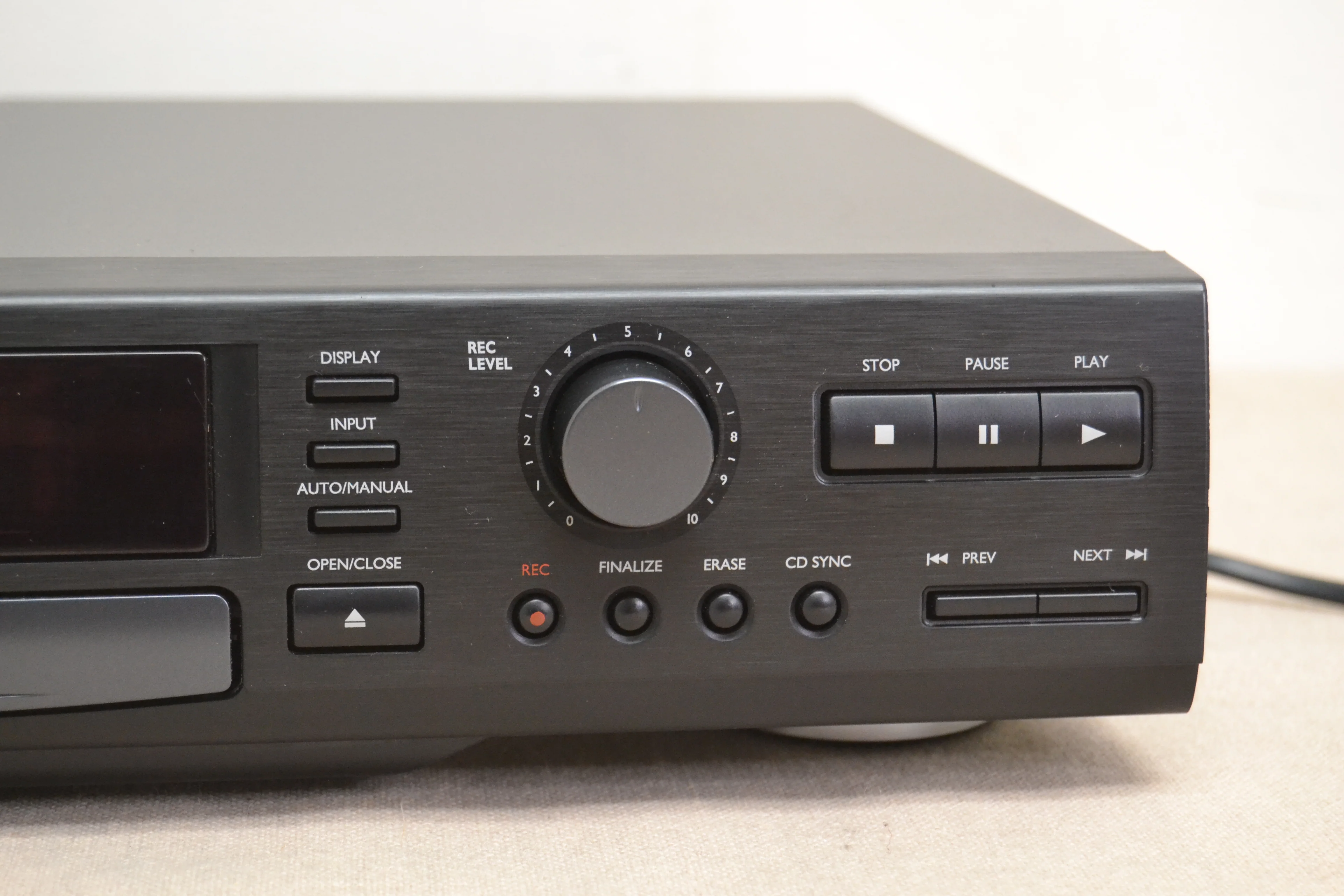 Philips CDR880 Compact Disc Recorder (1998) - Image 4
