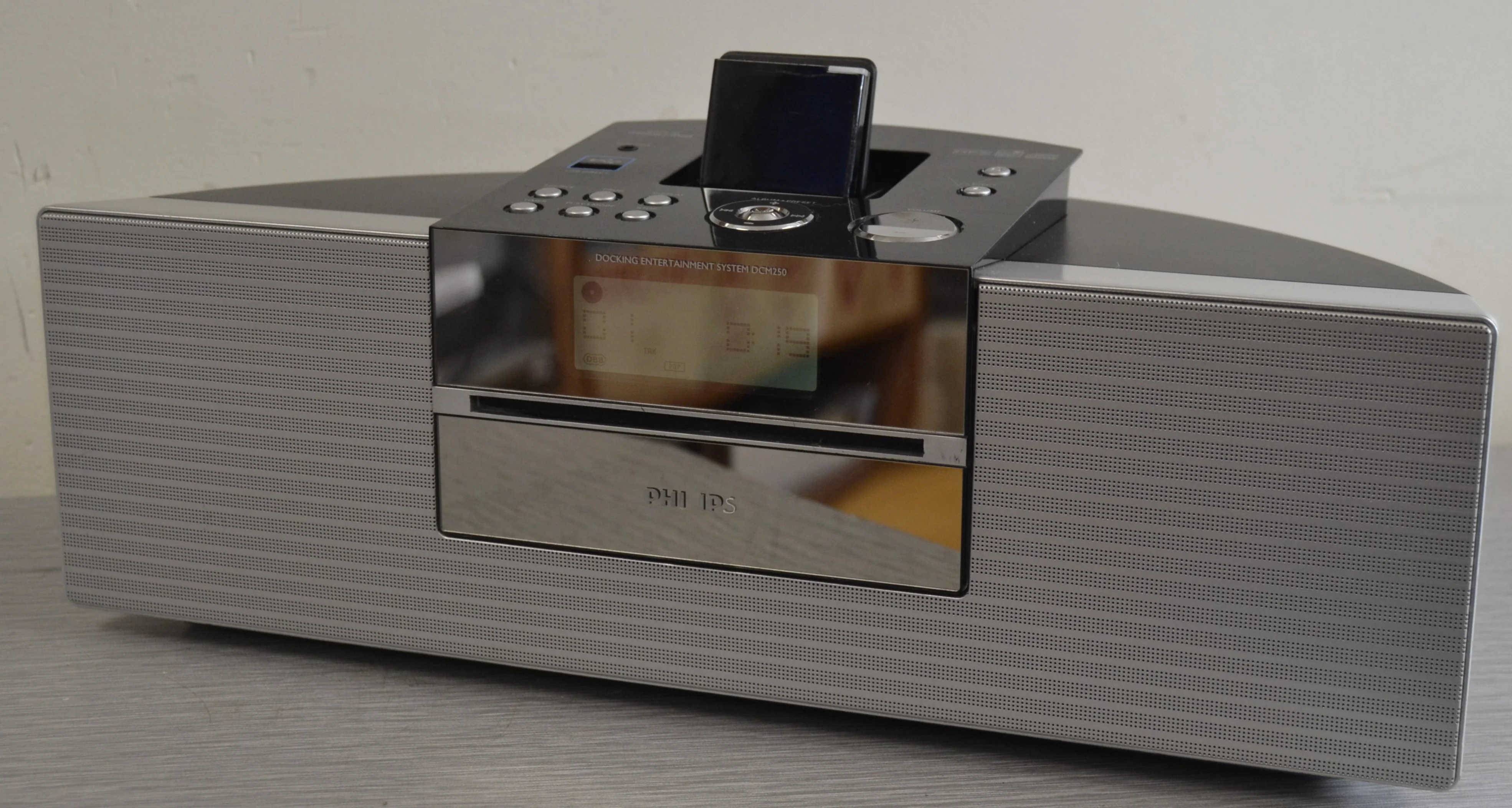 Philips dcm250/37 - Portable Radio-CD-iPod with Bluetooth Adapter for Wireless Music