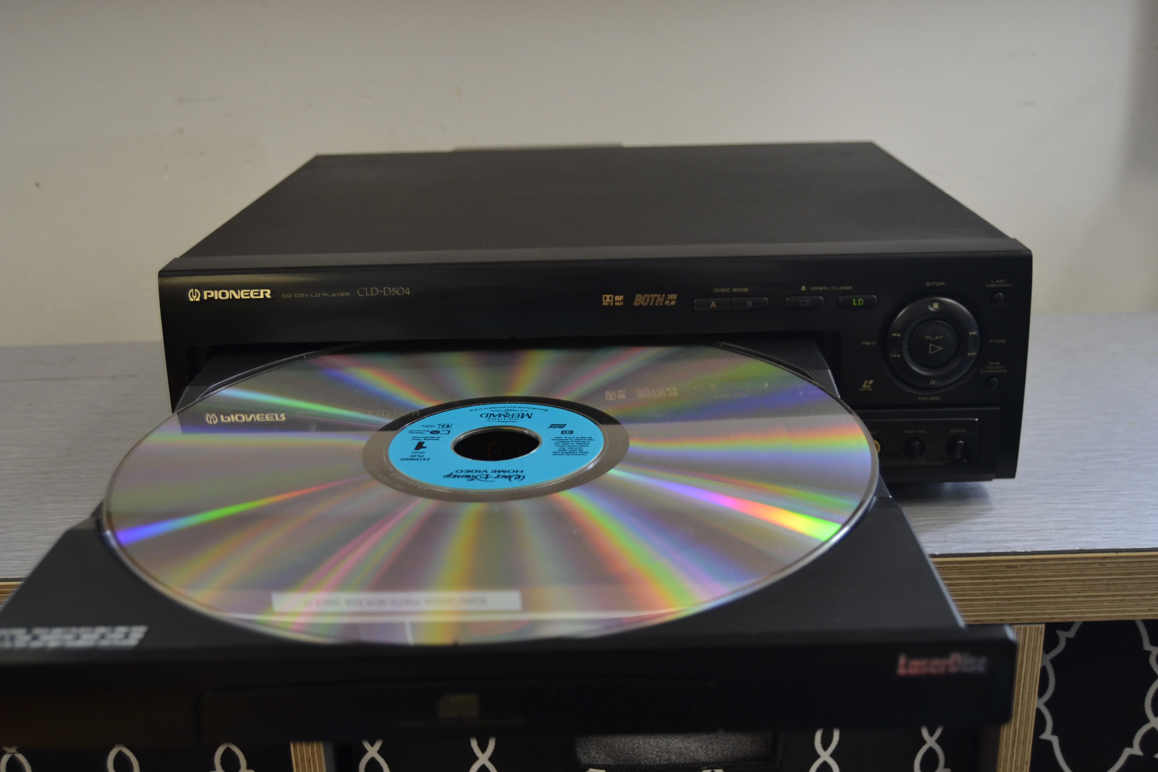 Pioneer CLD-D504 Laserdisc Player - Image 11