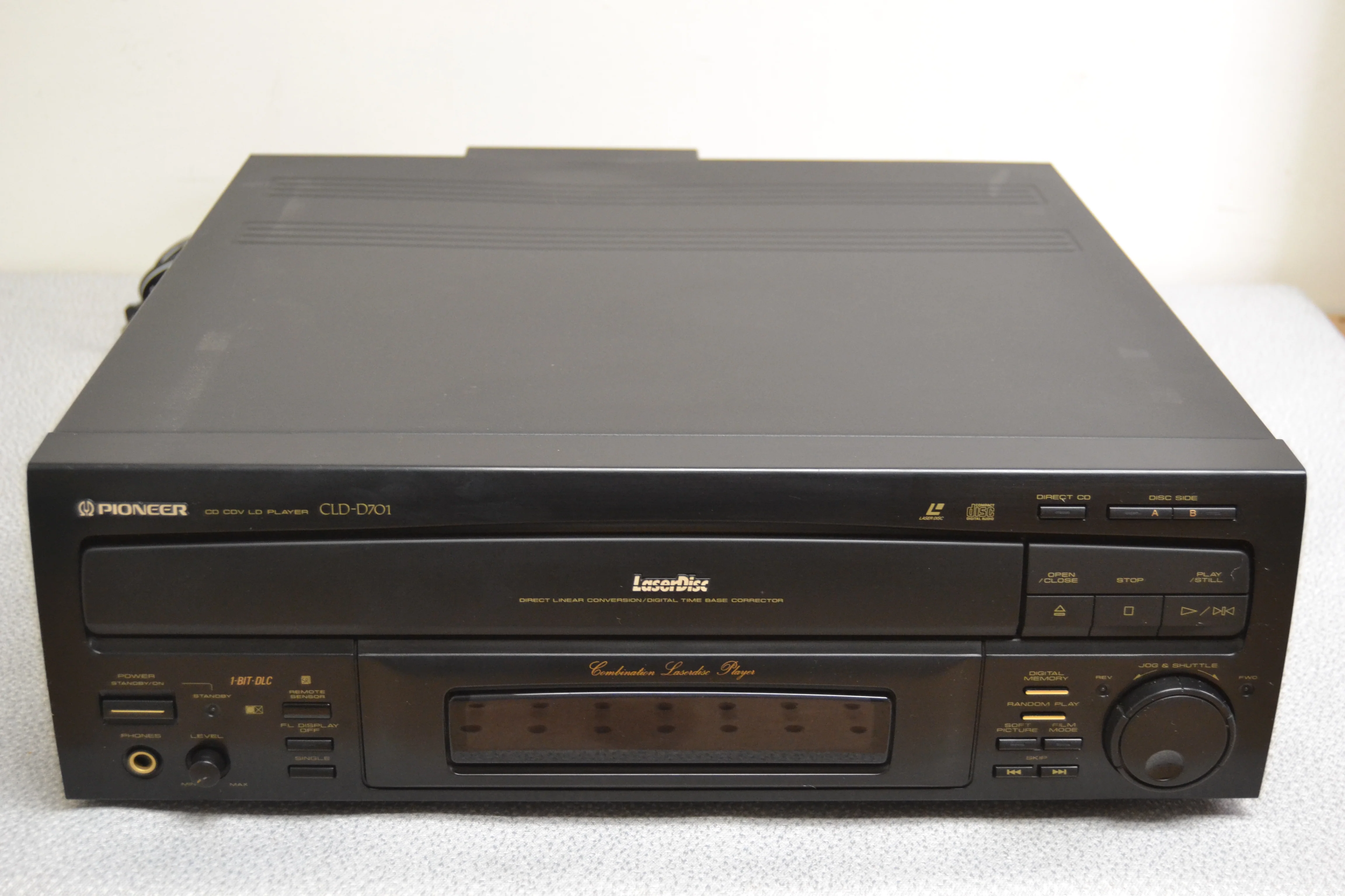 Pioneer CLD-D701 Laserdisc Player - Image 3