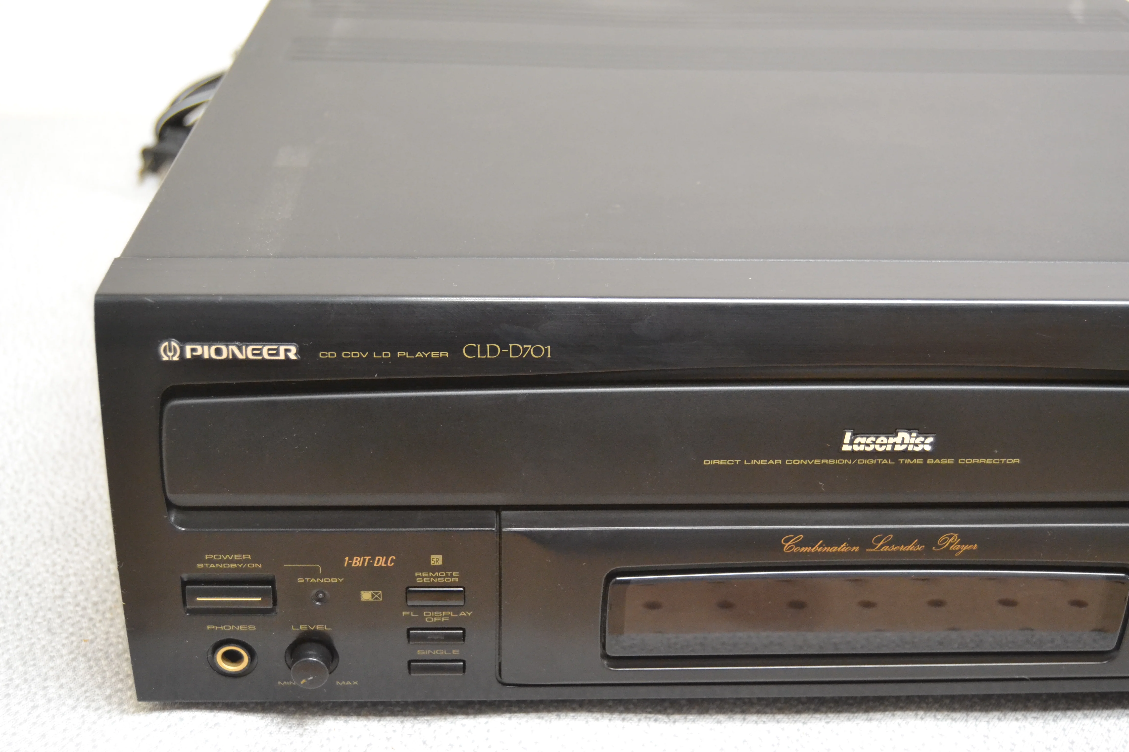 Pioneer CLD-D701 Laserdisc Player - Image 4
