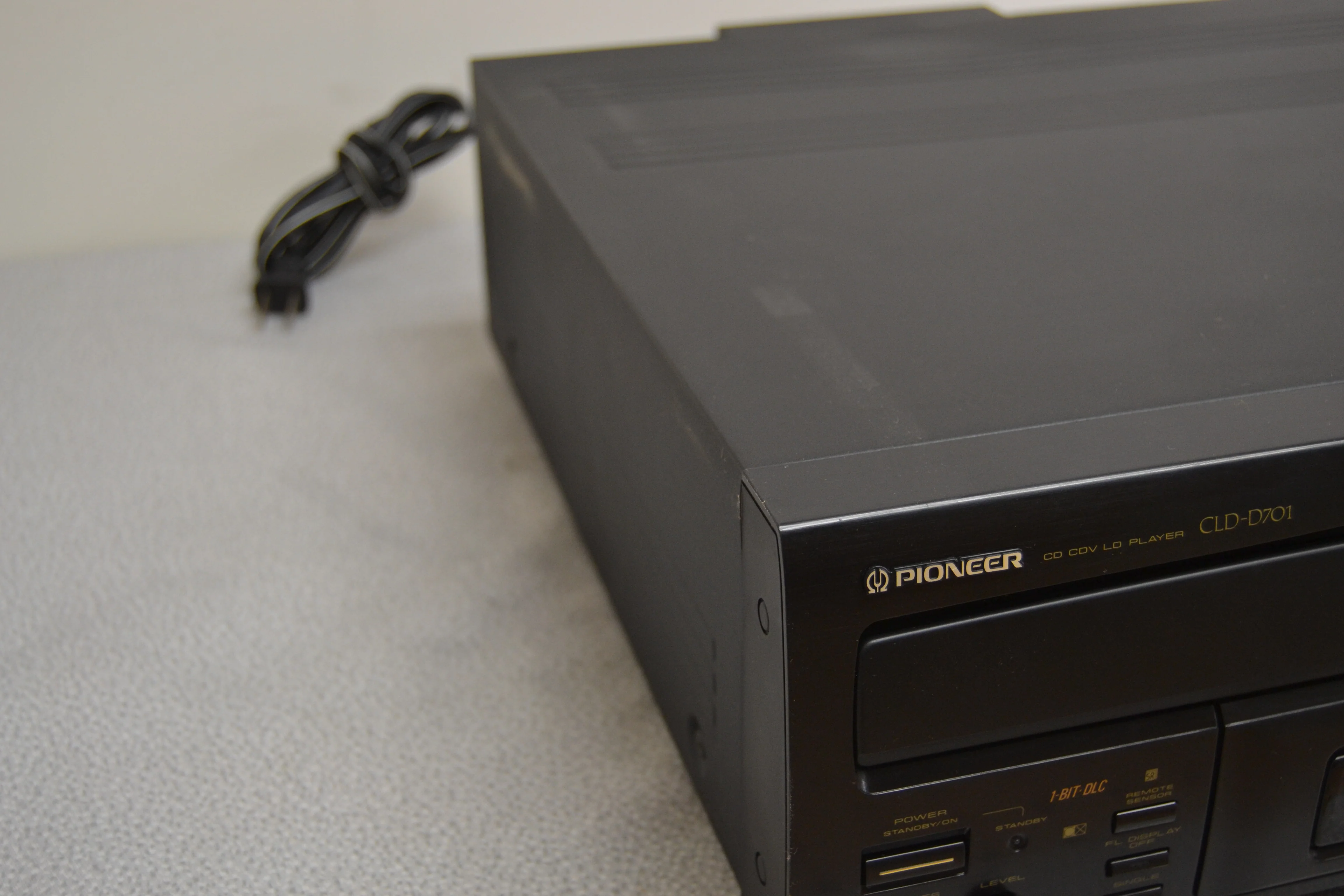 Pioneer CLD-D701 Laserdisc Player - Image 9