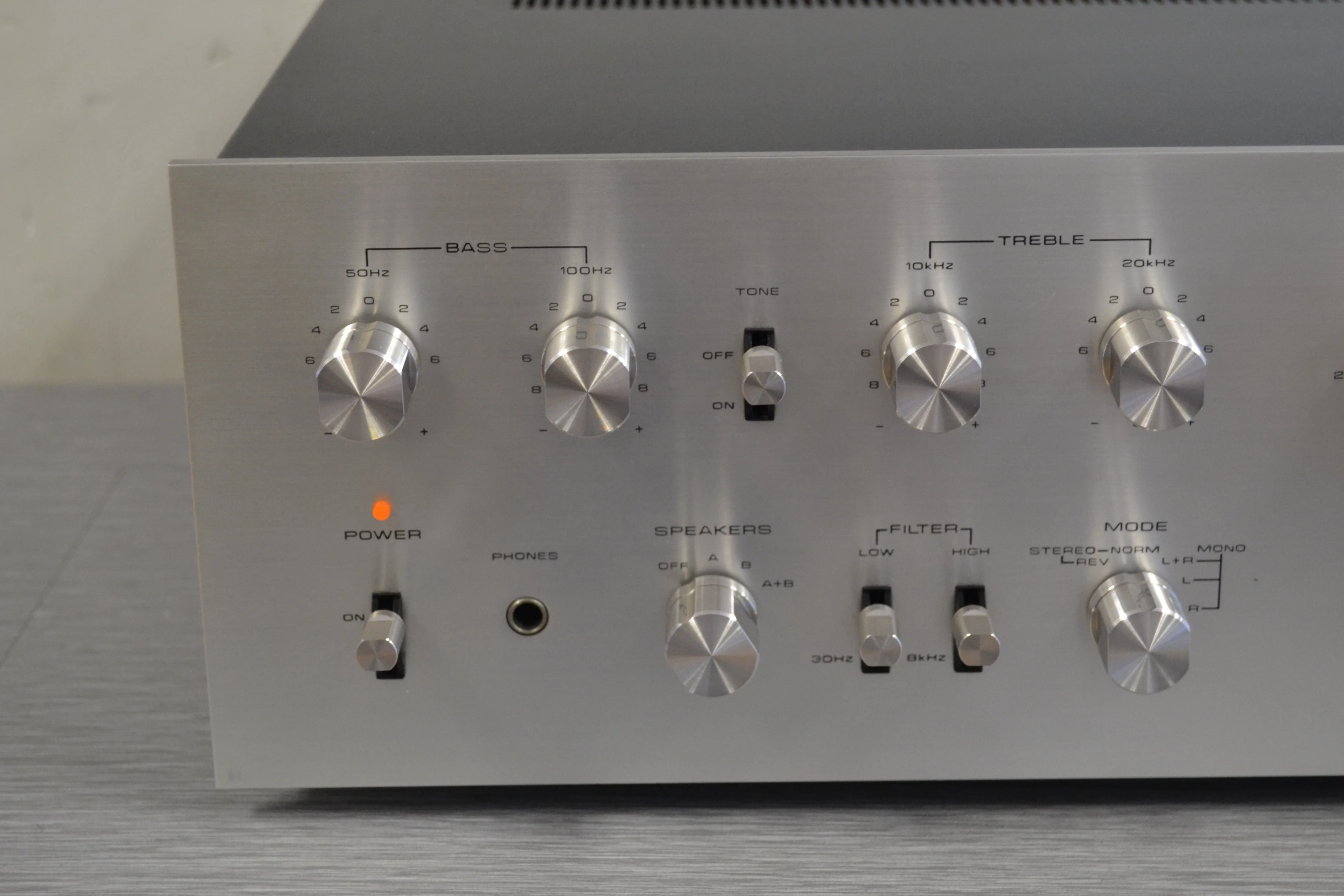Pioneer SA-8500 Integrated Amplifier - Image 2