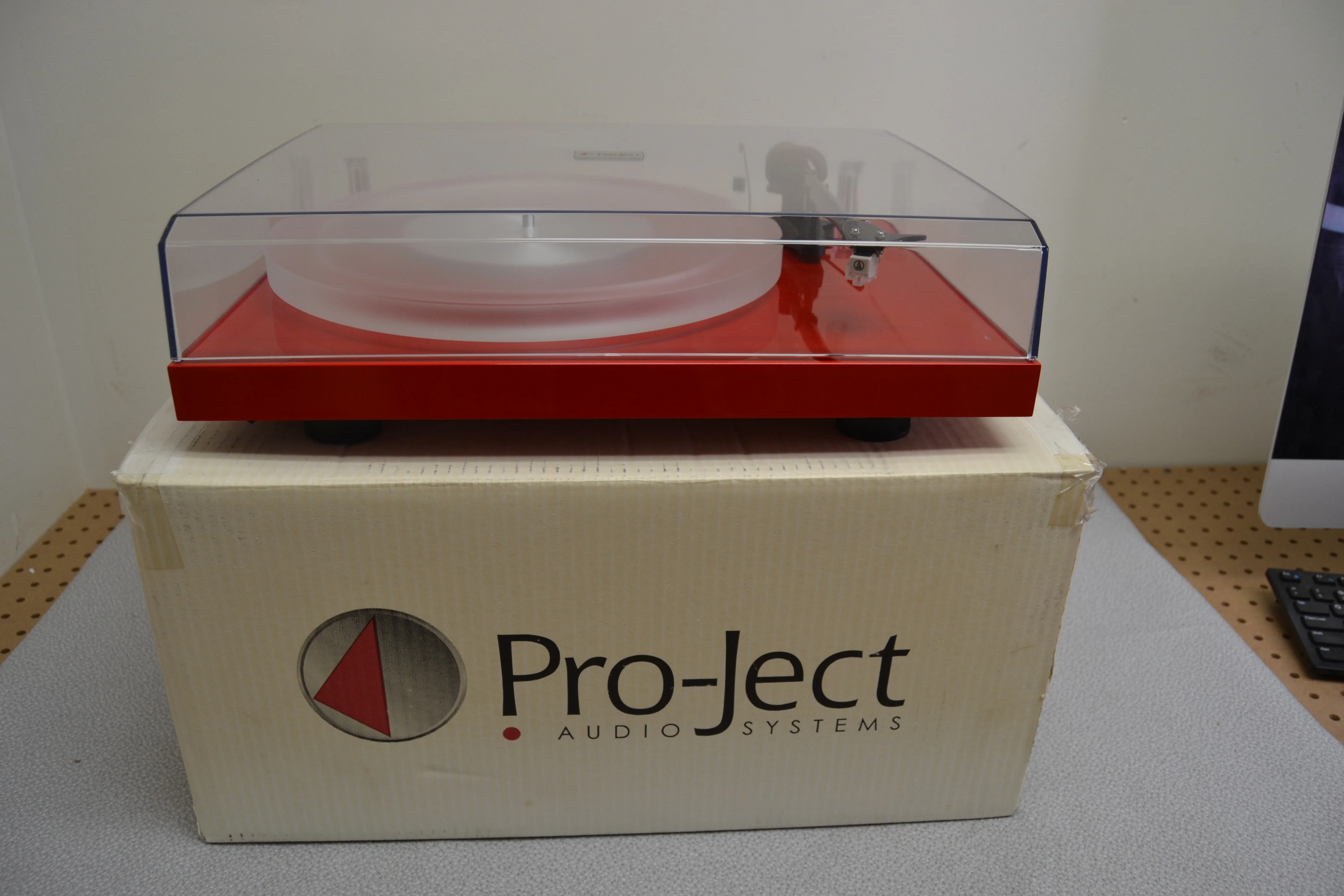 Pro-Ject Debut Carbon * Box * NEW AT3600 Audio Technica Cartridge * Updated Metal Base and Clear Platter
