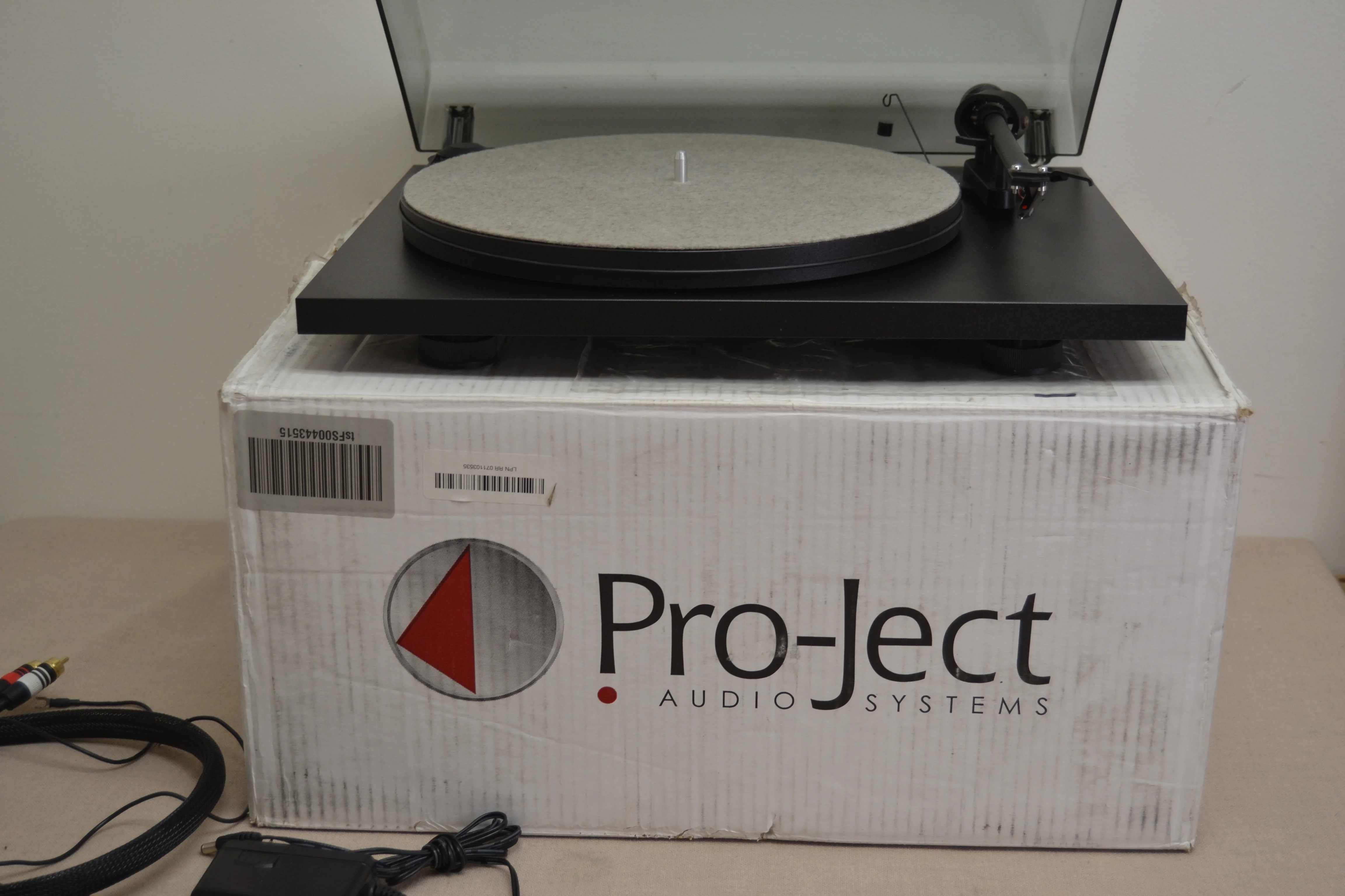 Pro-Ject Essential II Phono USB Manual belt-drive turntable with pre-mounted cartridge, USB output, and built-in phono preamp (Black) - Image 2