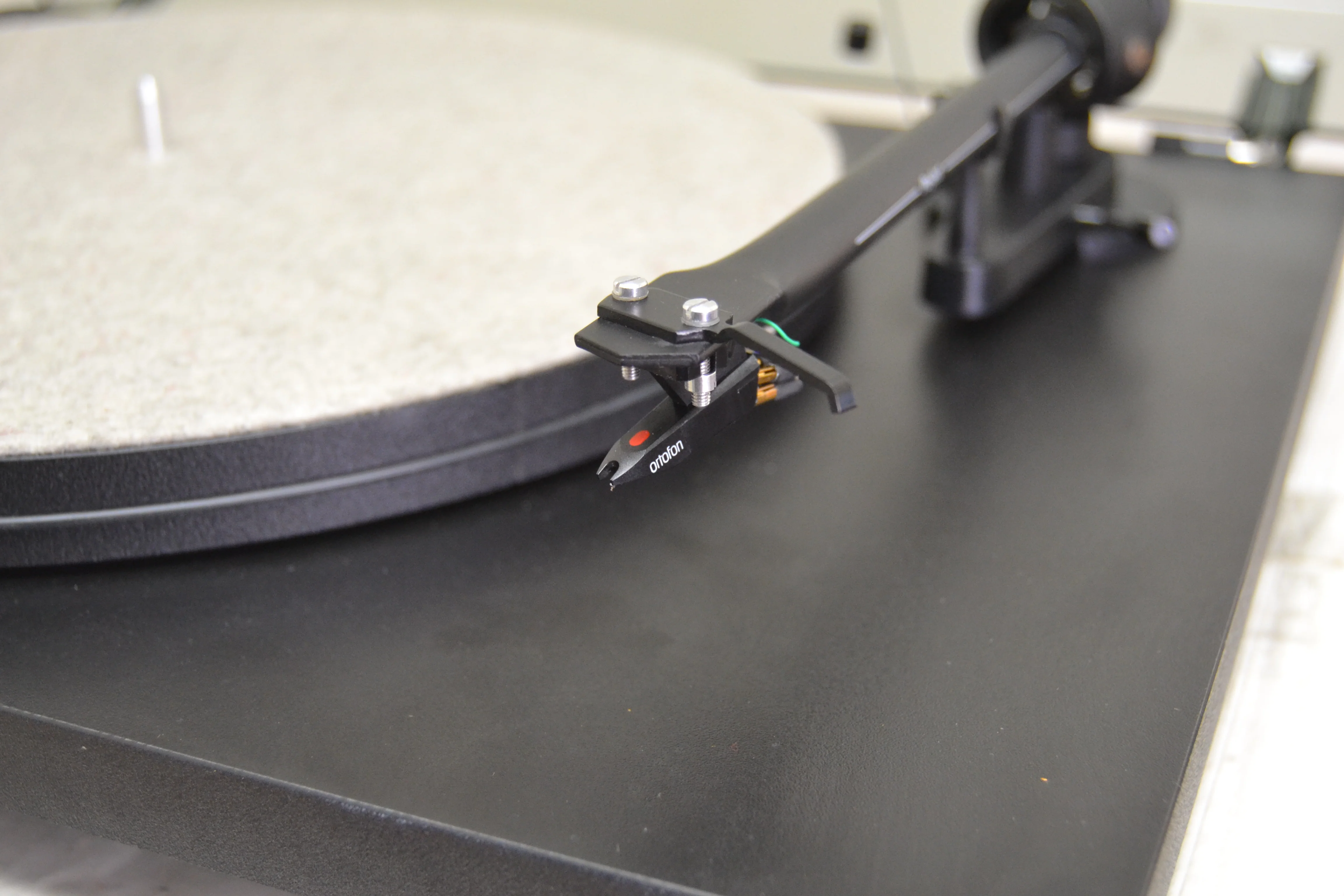 Pro-Ject Essential II Phono USB Manual belt-drive turntable with pre-mounted cartridge, USB output, and built-in phono preamp (Black) - Image 5