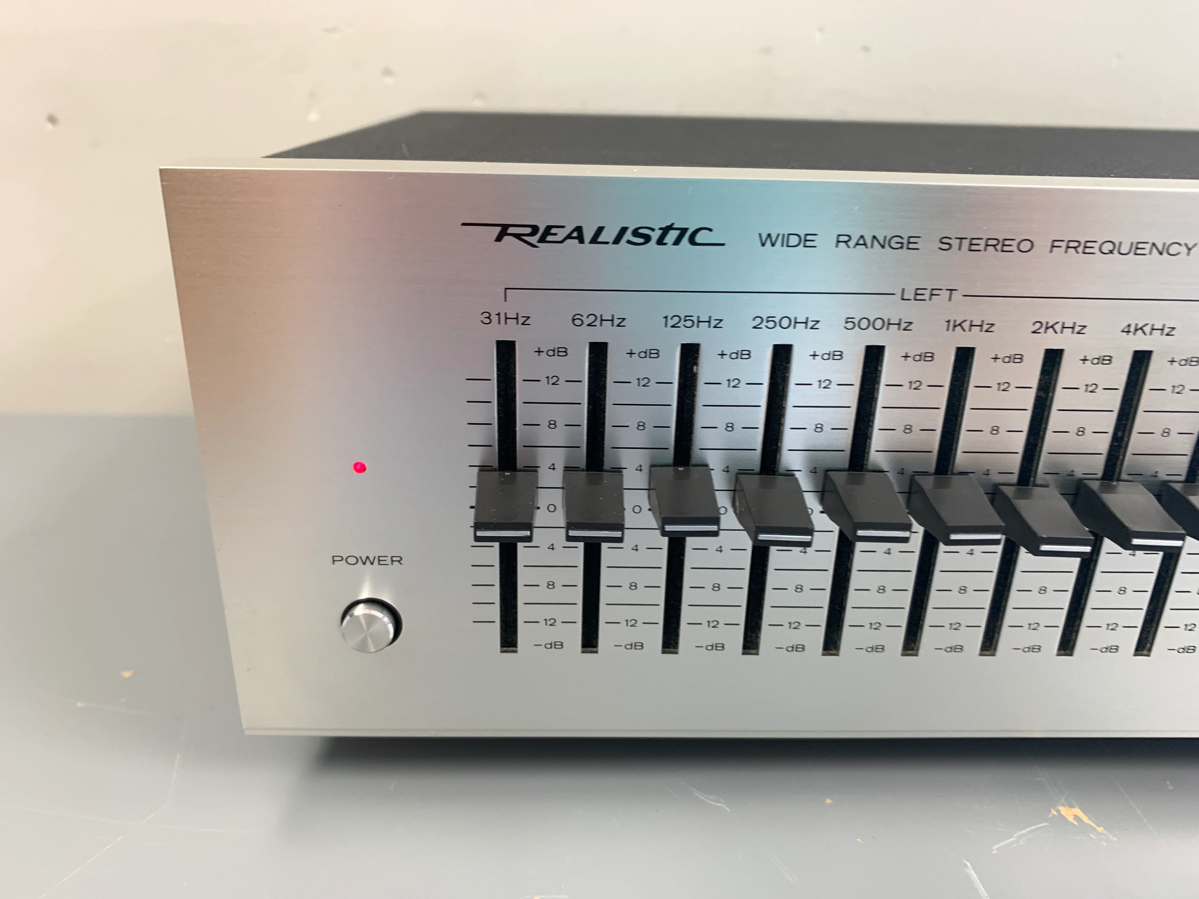 Realistic 31-2000 Graphic Equalizer - Image 2
