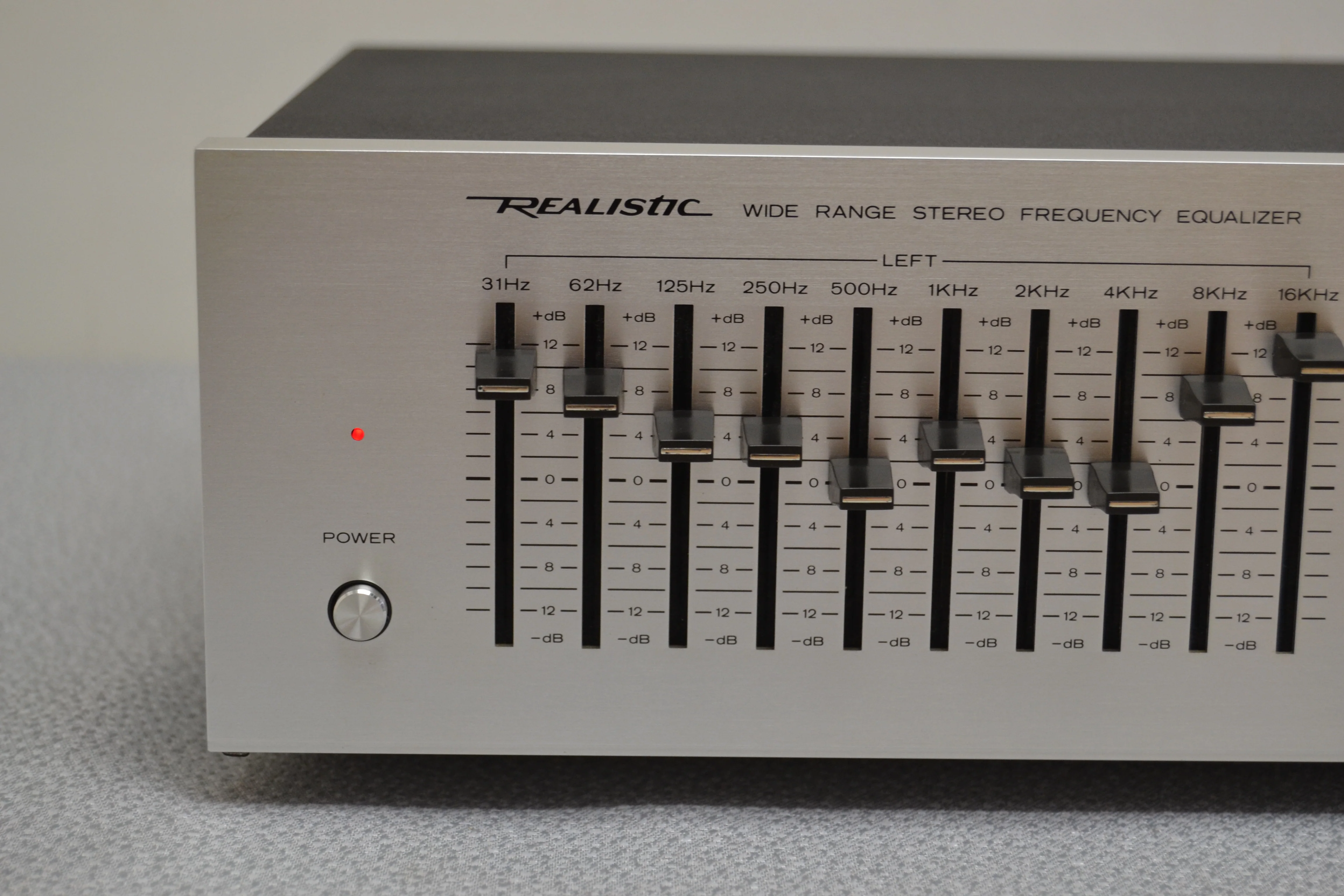 Realistic 31-2000 Stereo Frequency 10 Bands Graphic Equalizer (1980-83) - Image 2