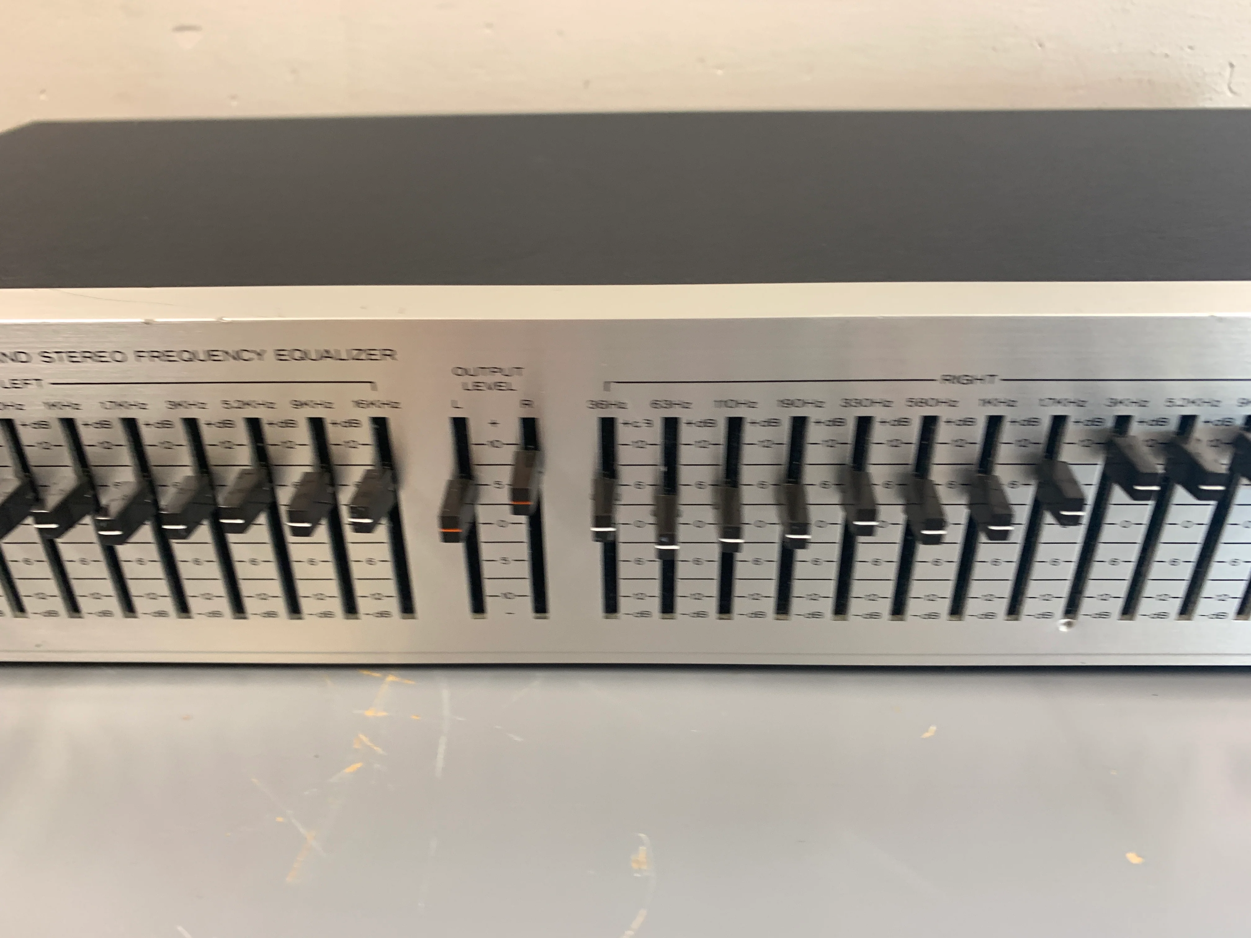 Realistic 31-2010 Graphic Equalizer & Stereo Expander - Image 4