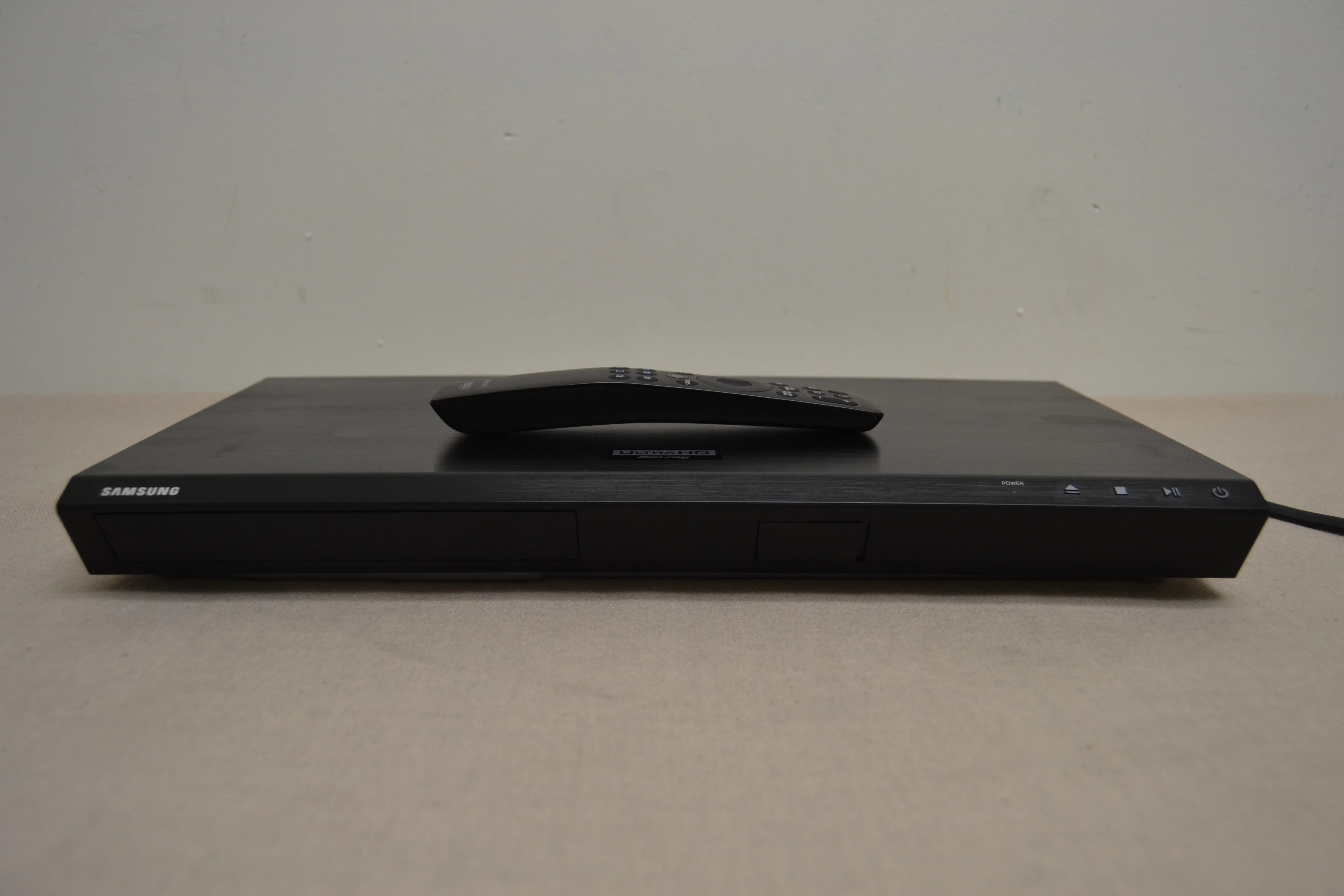 Samsung UBD-M8500 4K Ultra HD Blu-ray player with Wi-Fi® * Remote Control - Image 4