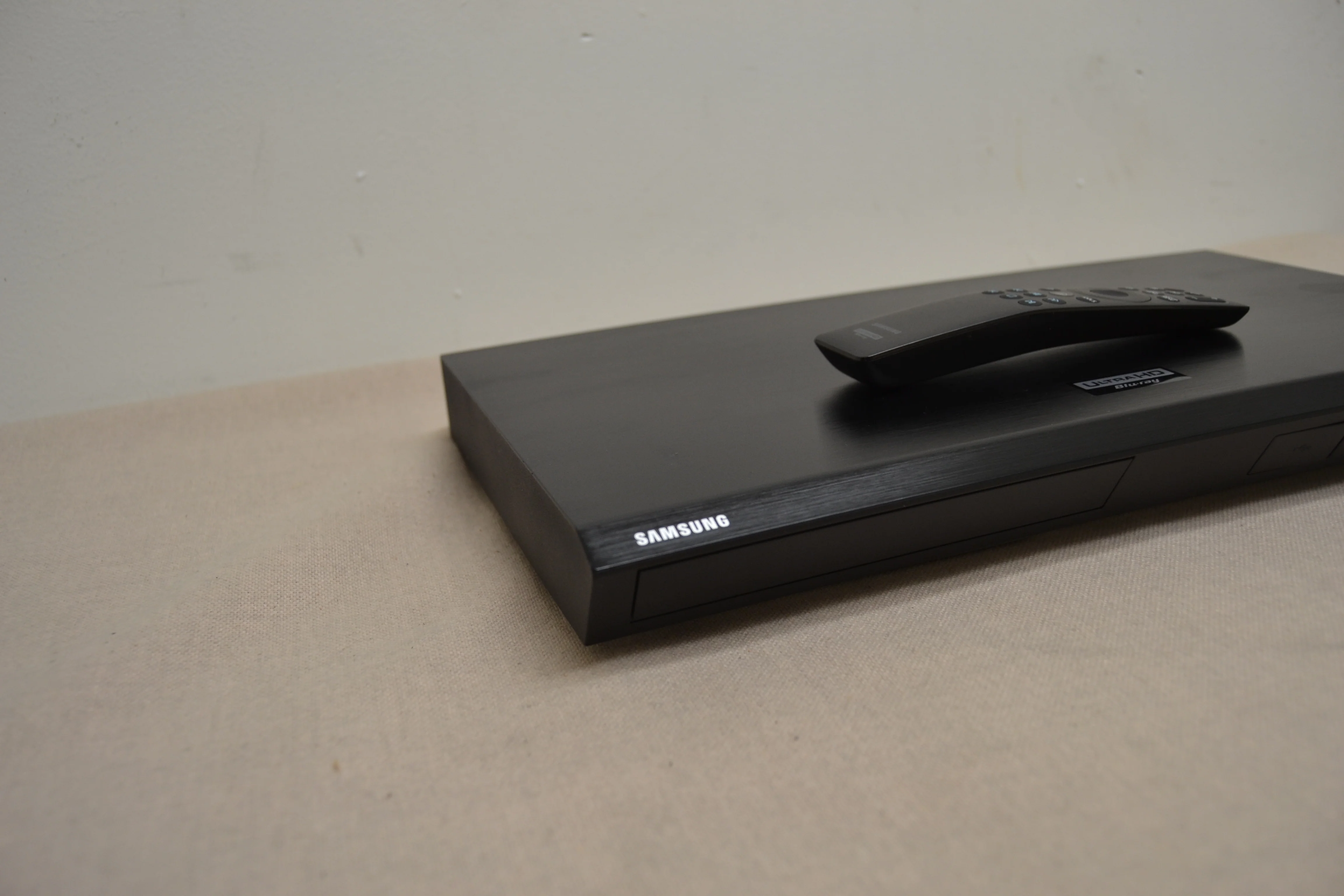 Samsung UBD-M8500 4K Ultra HD Blu-ray player with Wi-Fi® * Remote Control - Image 5