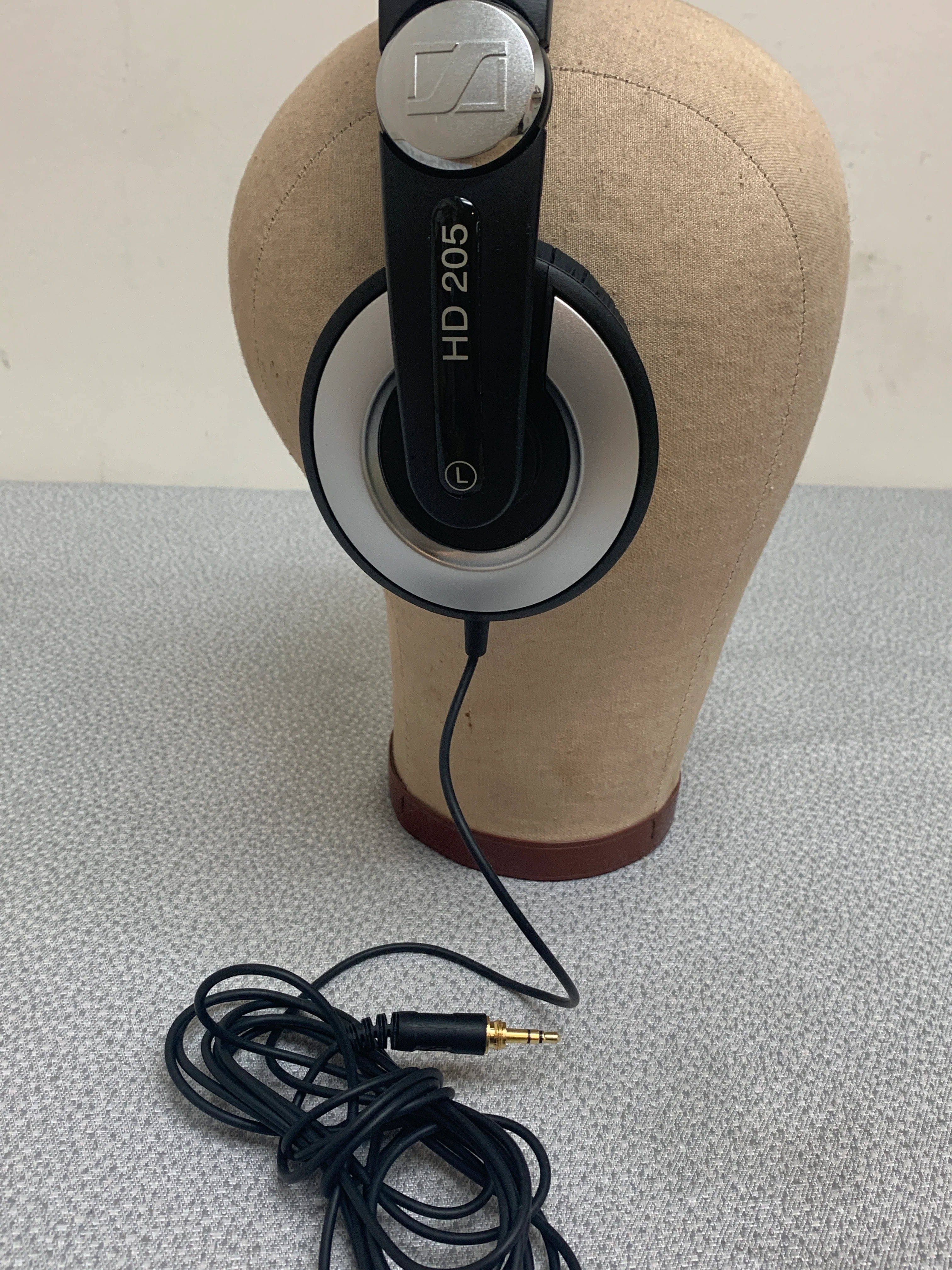 Sennheiser HD 205 Over Ear Headphones - Image 2