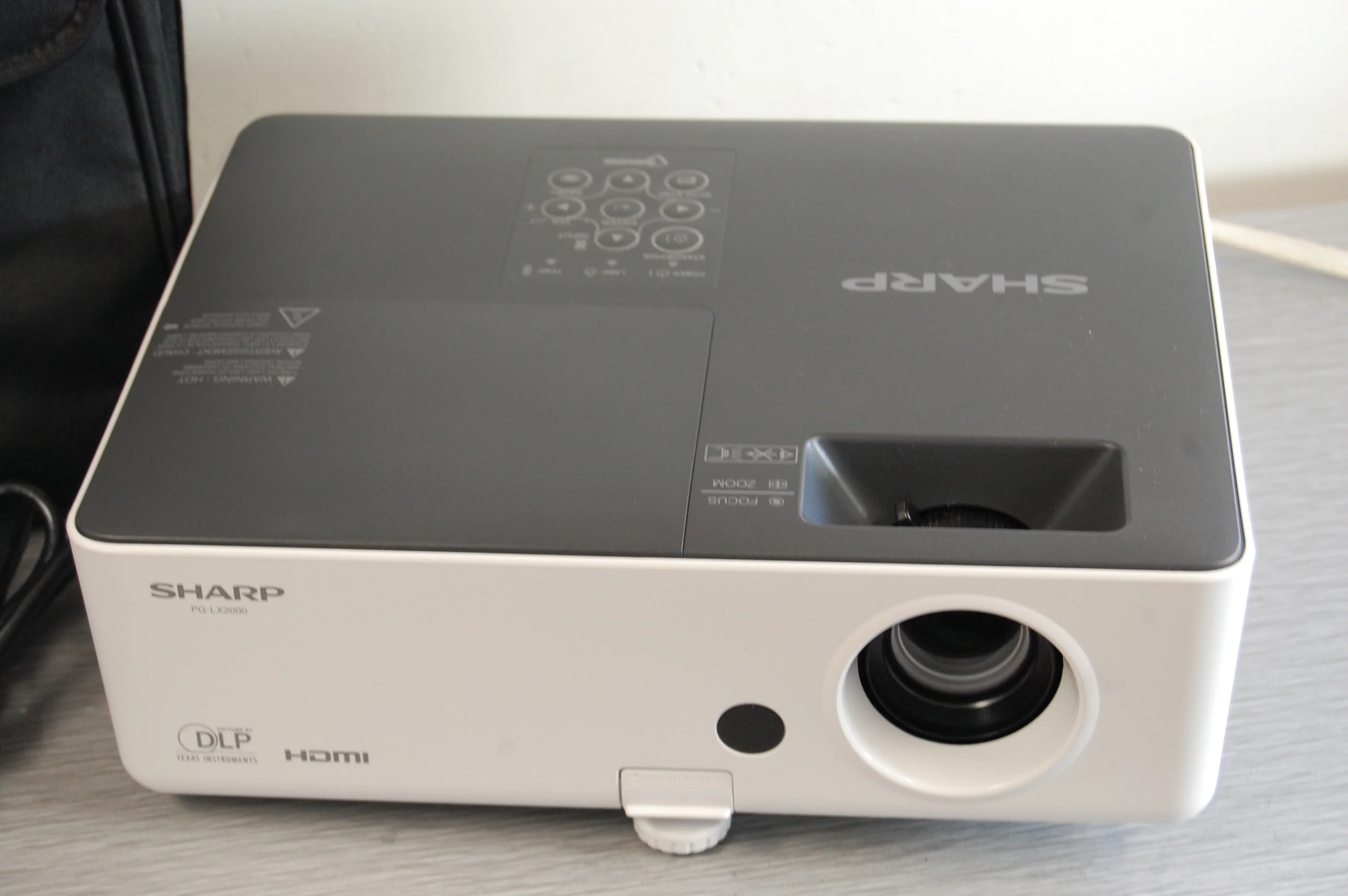 Sharp PG-LX2000 Video Projector * NEW Lamp * HDMI * Cables * Bag - Image 2