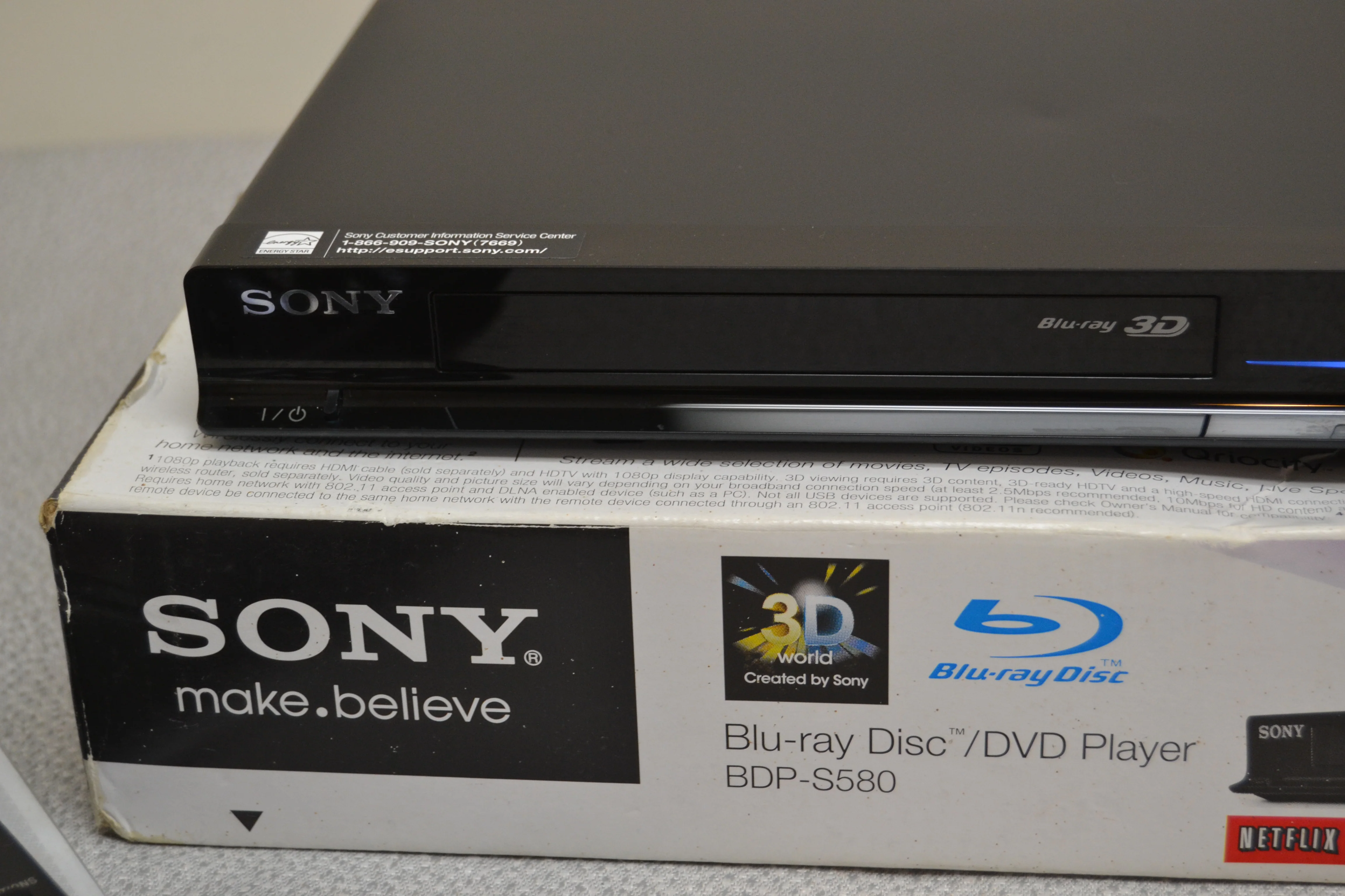 Sony BDP-S580 3D Blu-ray player with Wi-Fi® * Box * Remote * Manual - Image 2
