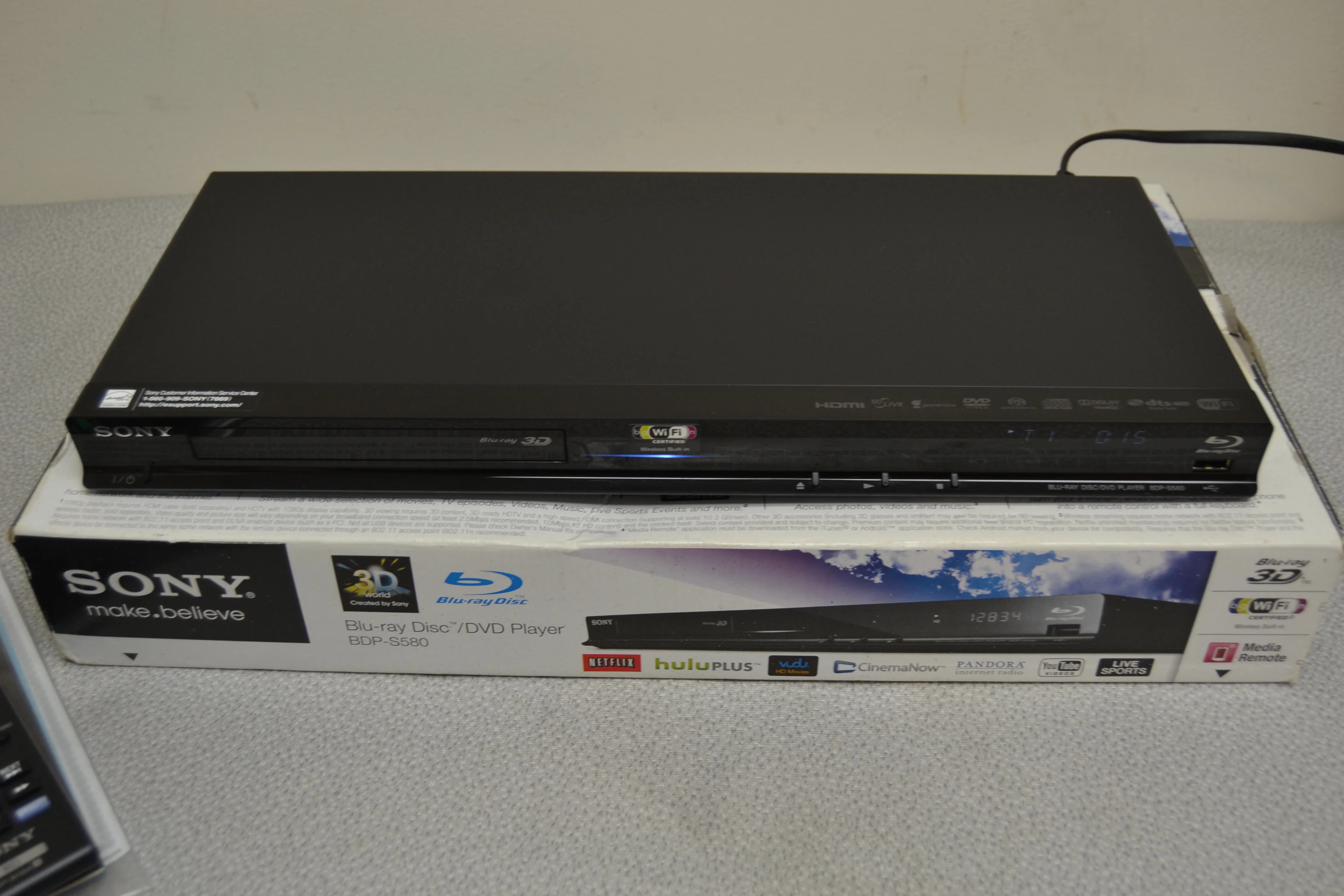 Sony BDP-S580 3D Blu-ray player with Wi-Fi® * Box * Remote * Manual - Image 7