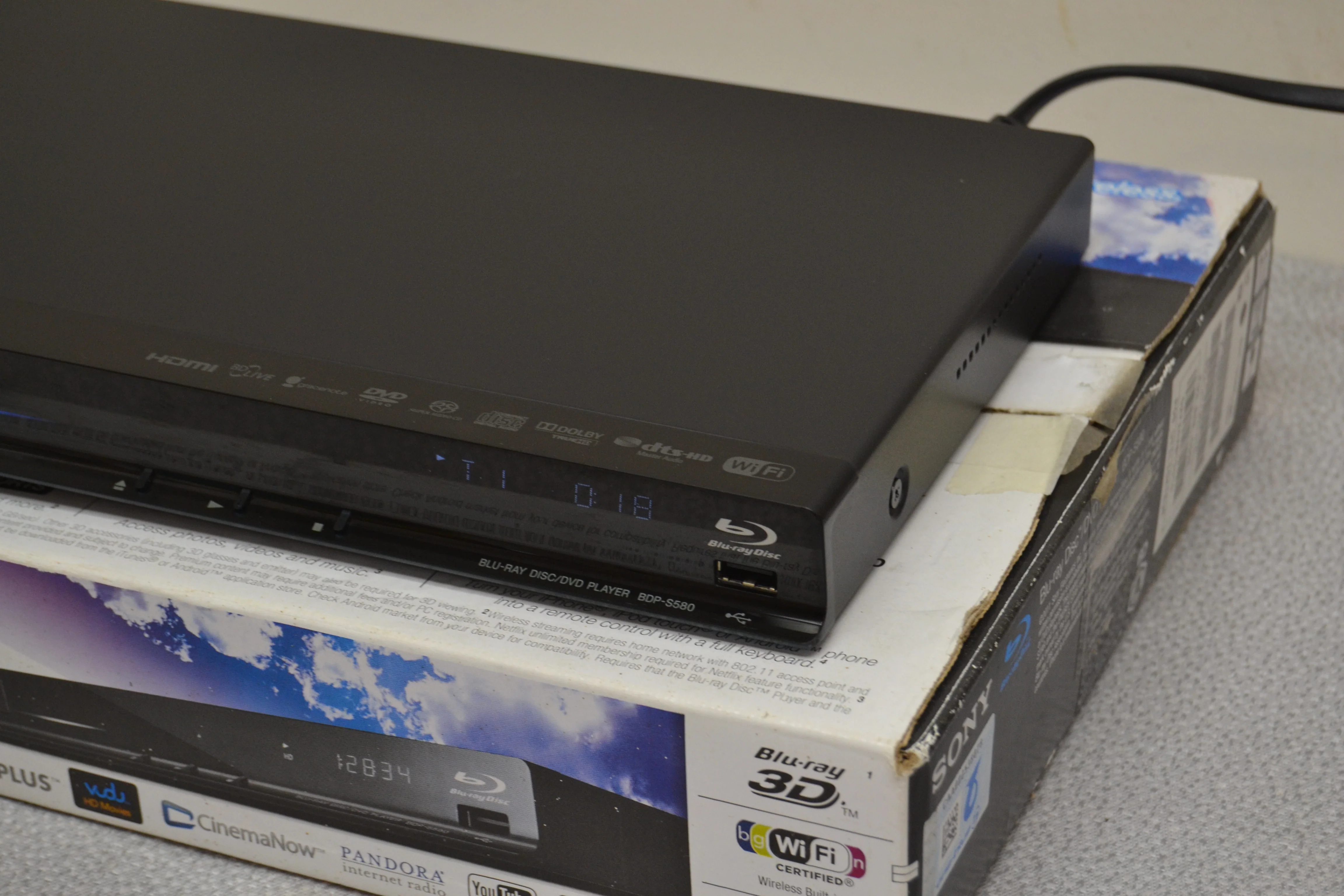 Sony BDP-S580 3D Blu-ray player with Wi-Fi® * Box * Remote * Manual - Image 8