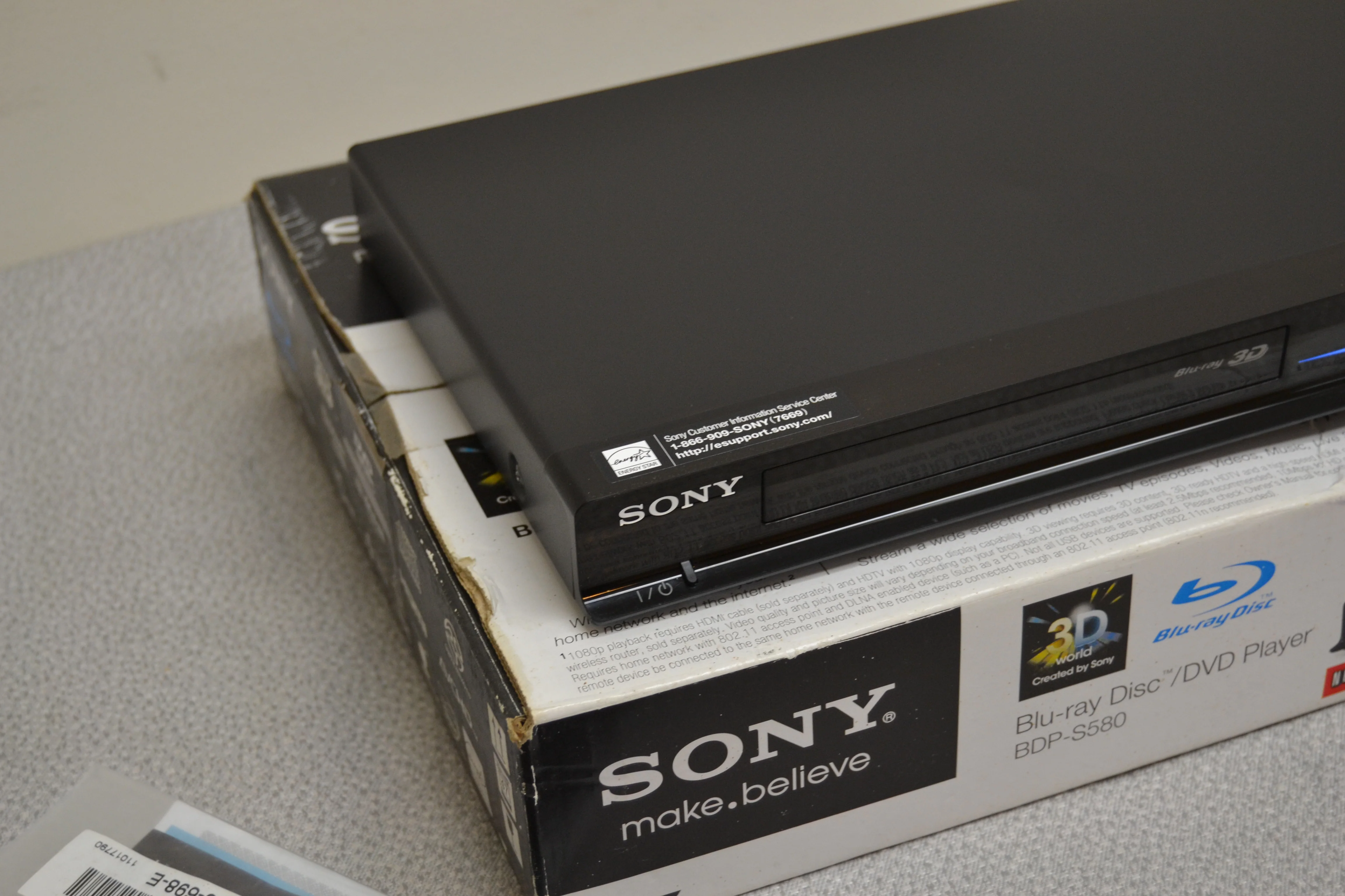 Sony BDP-S580 3D Blu-ray player with Wi-Fi® * Box * Remote * Manual - Image 9
