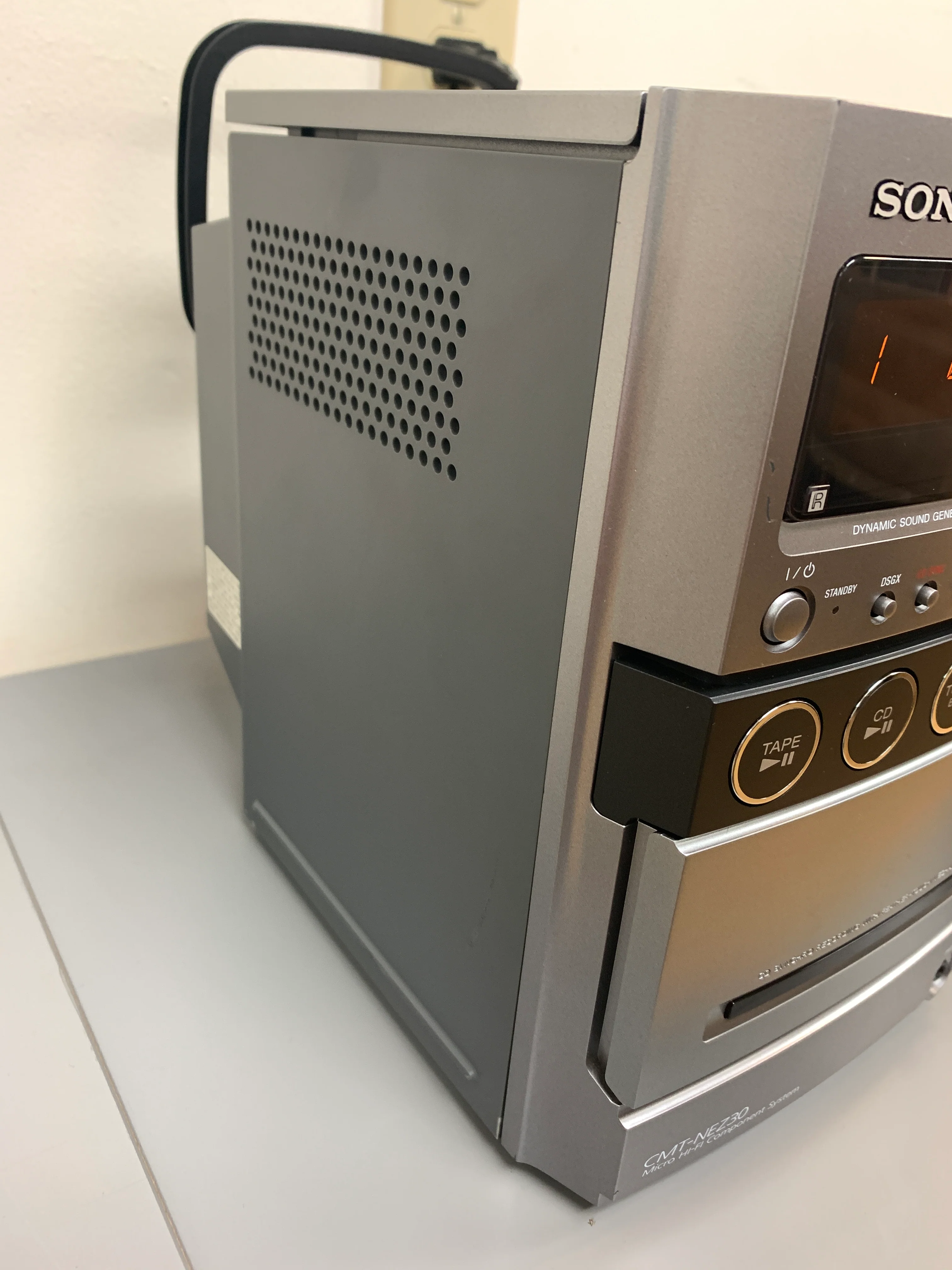 Sony CMT-NEZ30 Micro Hi-Fi Component System * remote - Image 2