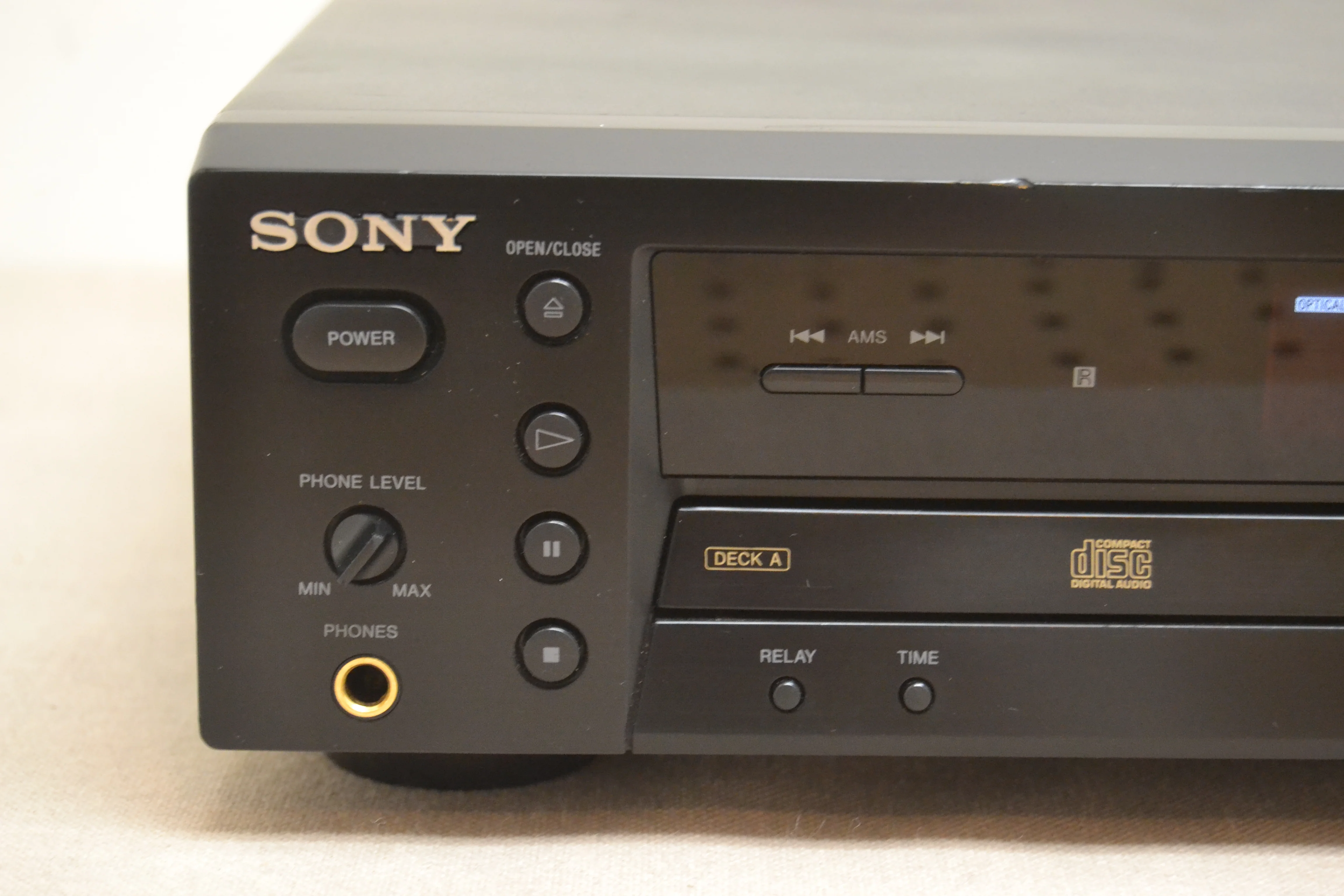 Sony RCD-W3 Compact Disc Recorder (2002) - Image 2