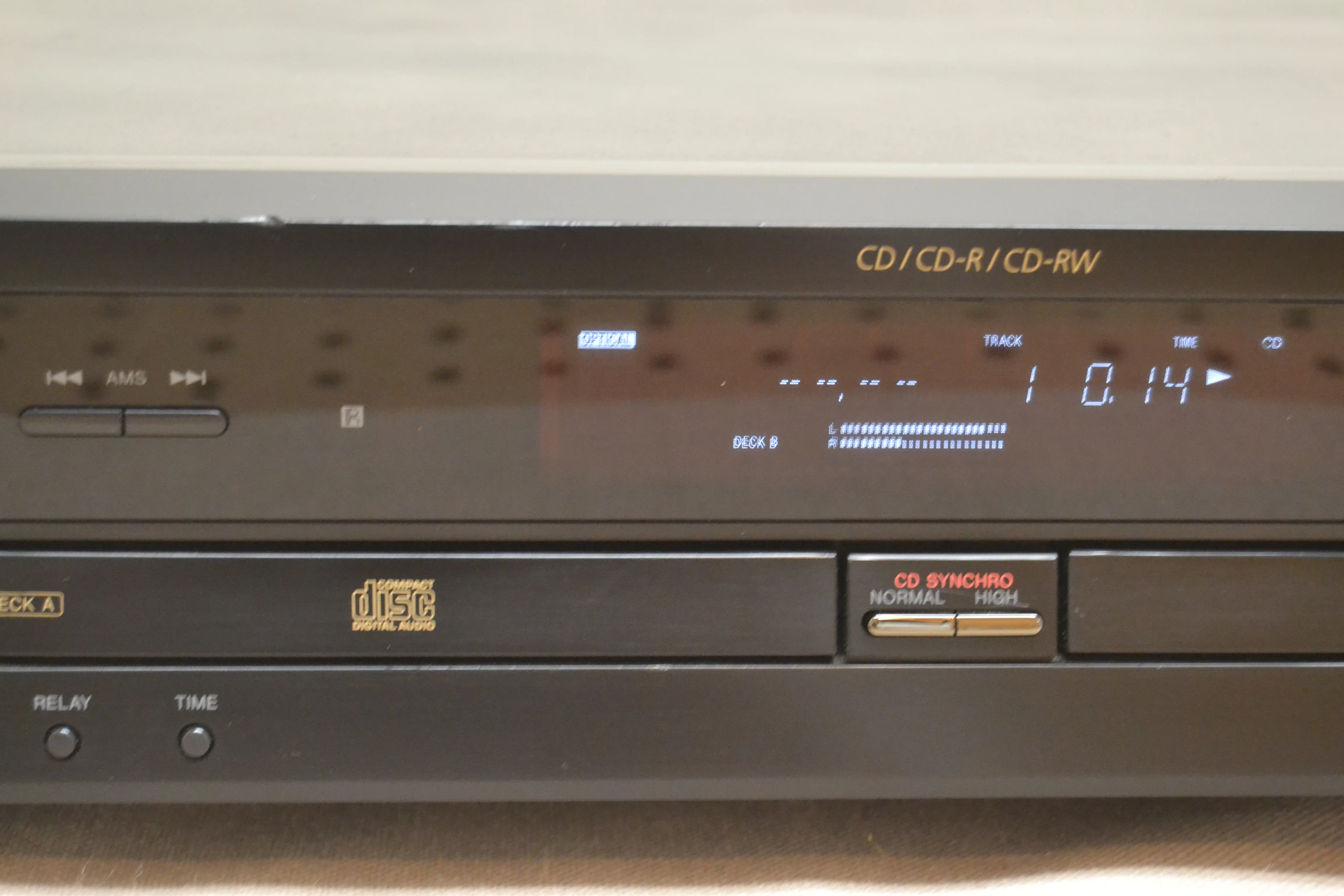Sony RCD-W3 Compact Disc Recorder (2002) - Image 3