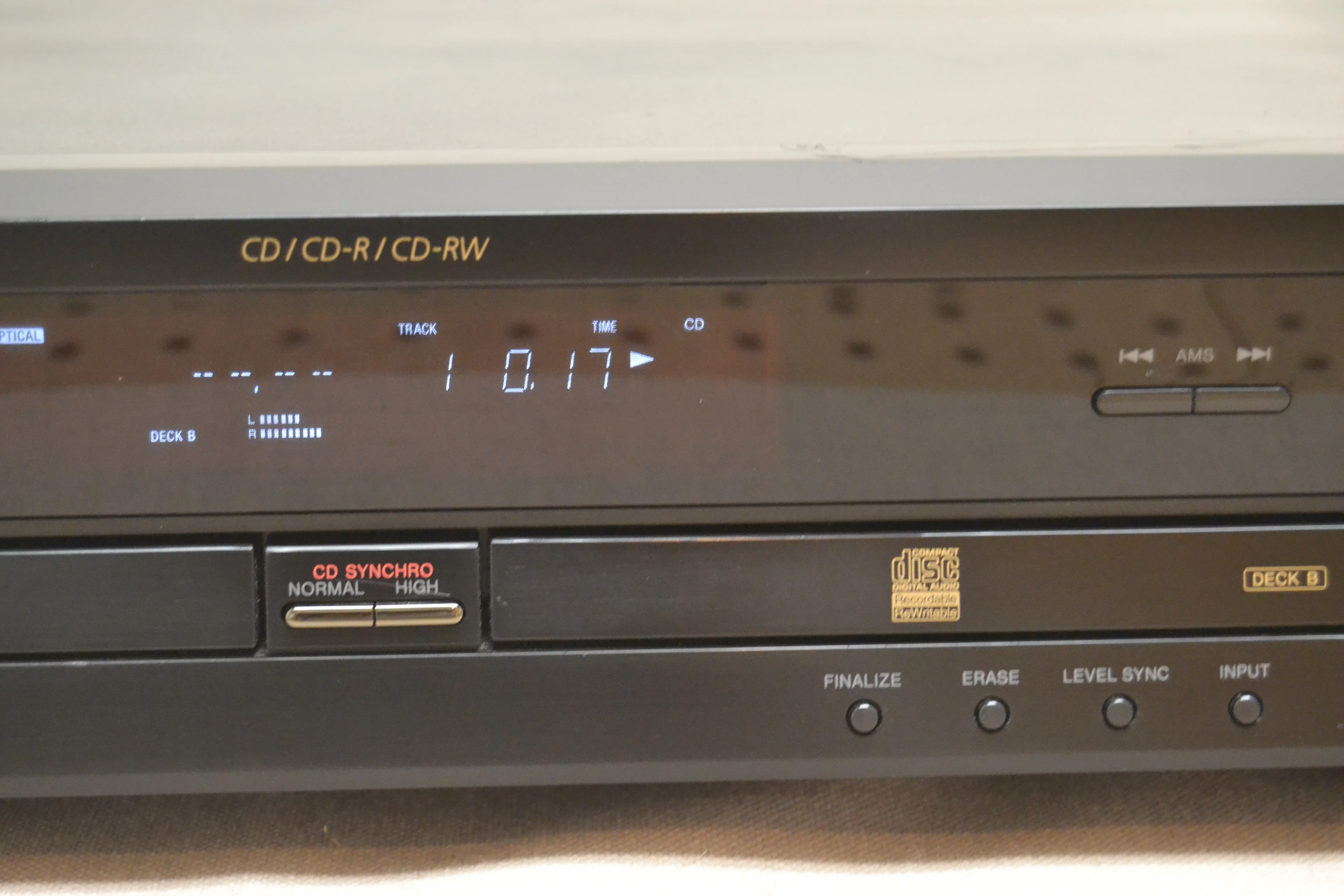 Sony RCD-W3 Compact Disc Recorder (2002) - Image 4