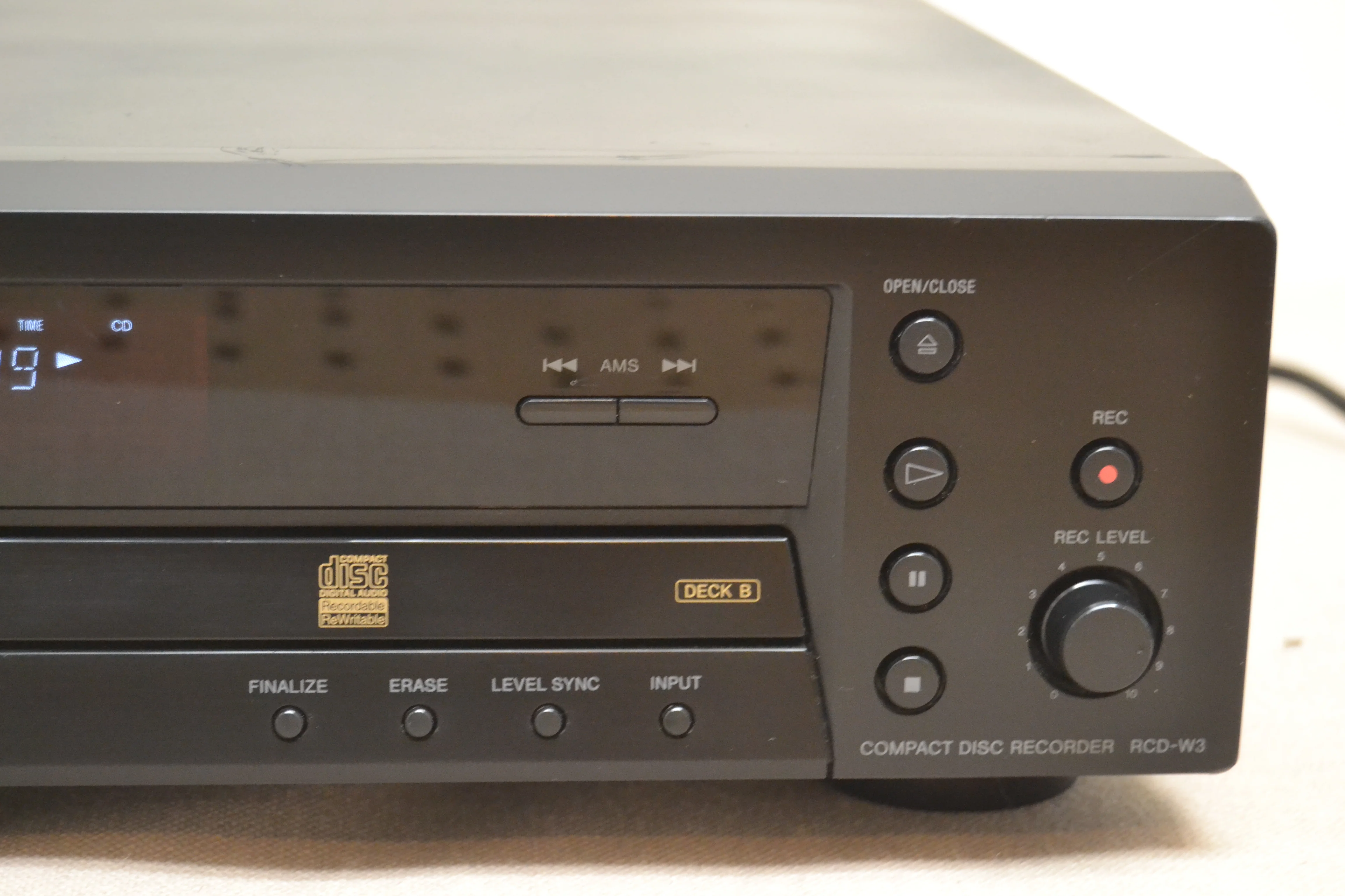 Sony RCD-W3 Compact Disc Recorder (2002) - Image 5