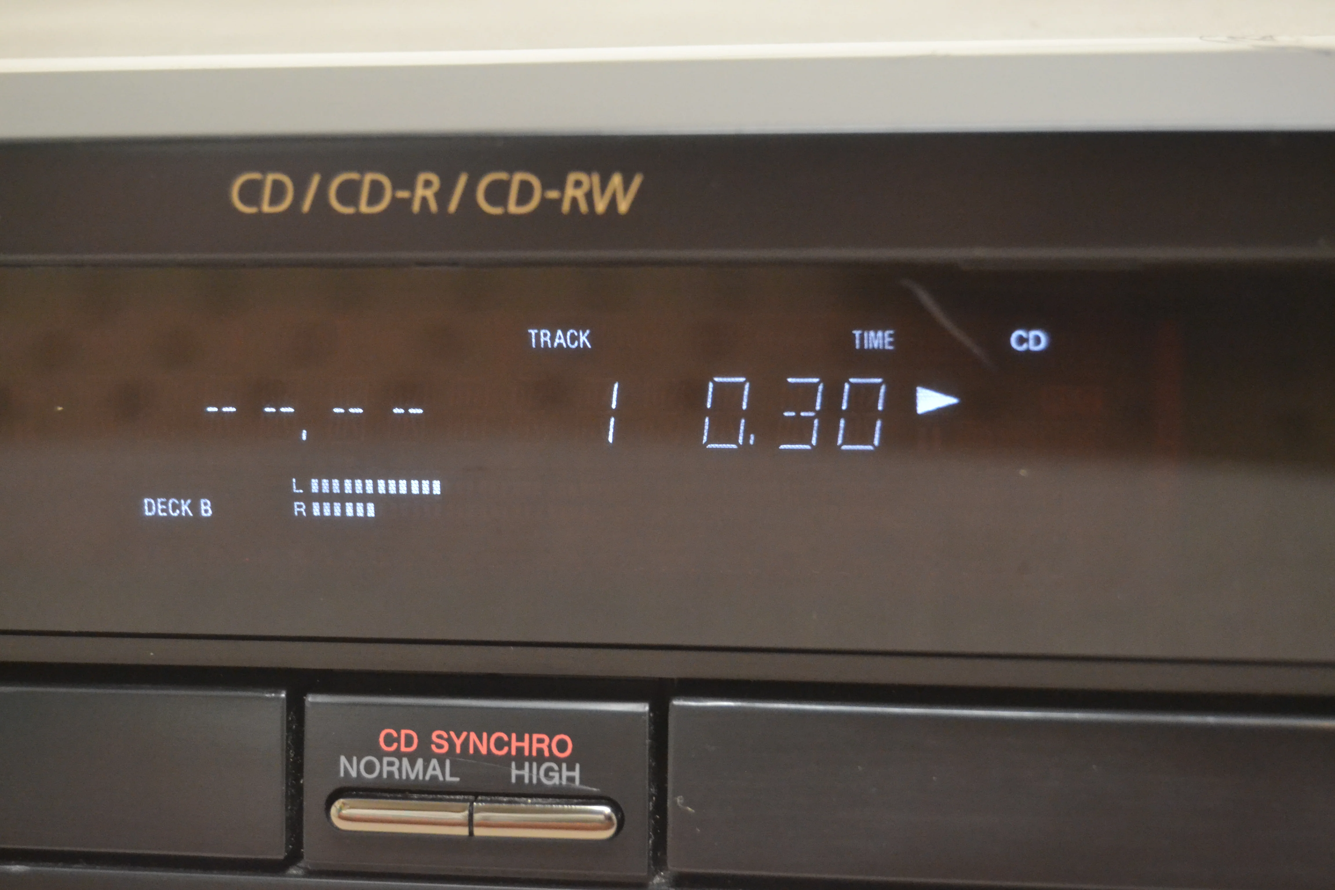 Sony RCD-W3 Compact Disc Recorder (2002) - Image 7