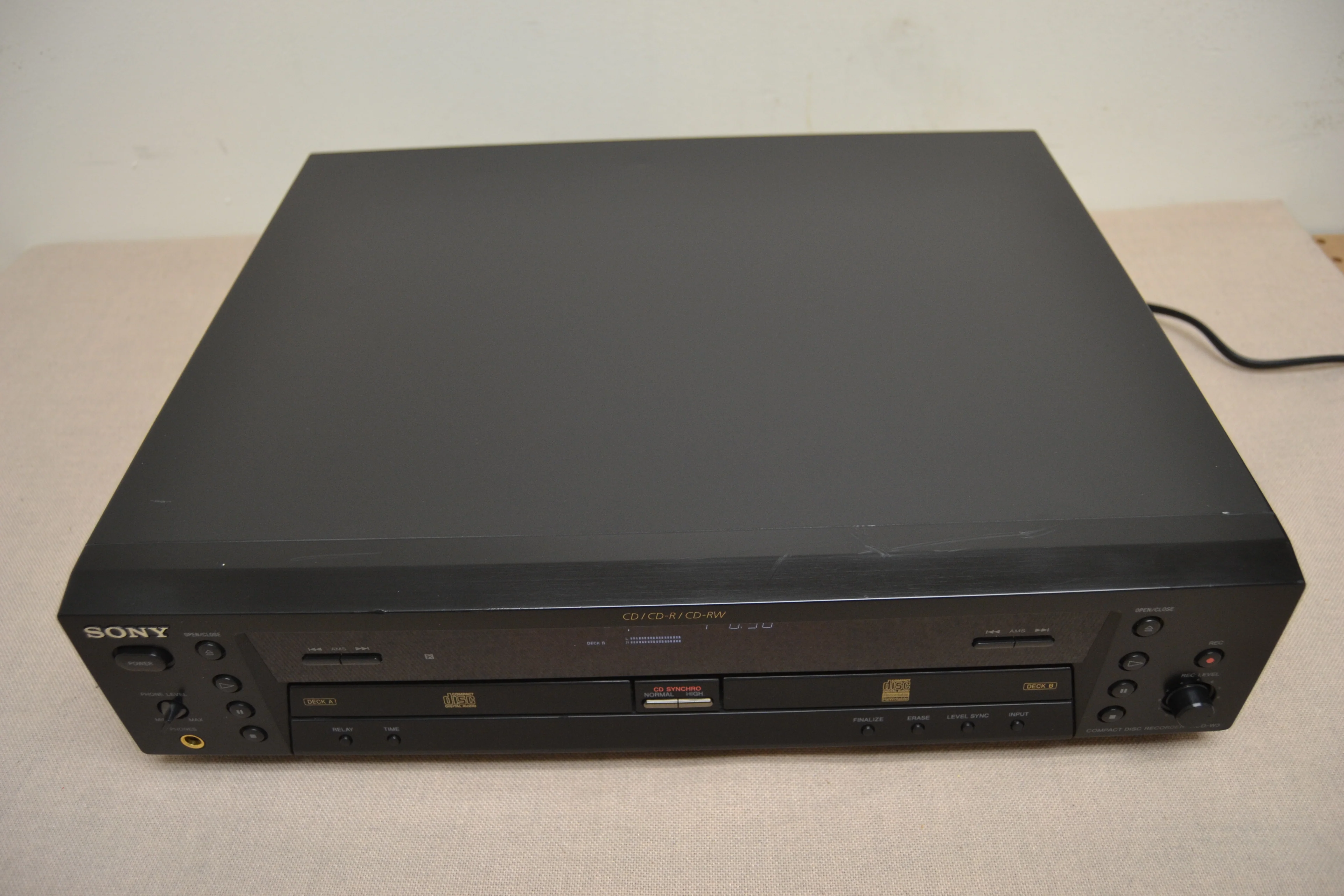 Sony RCD-W3 Compact Disc Recorder (2002) - Image 8
