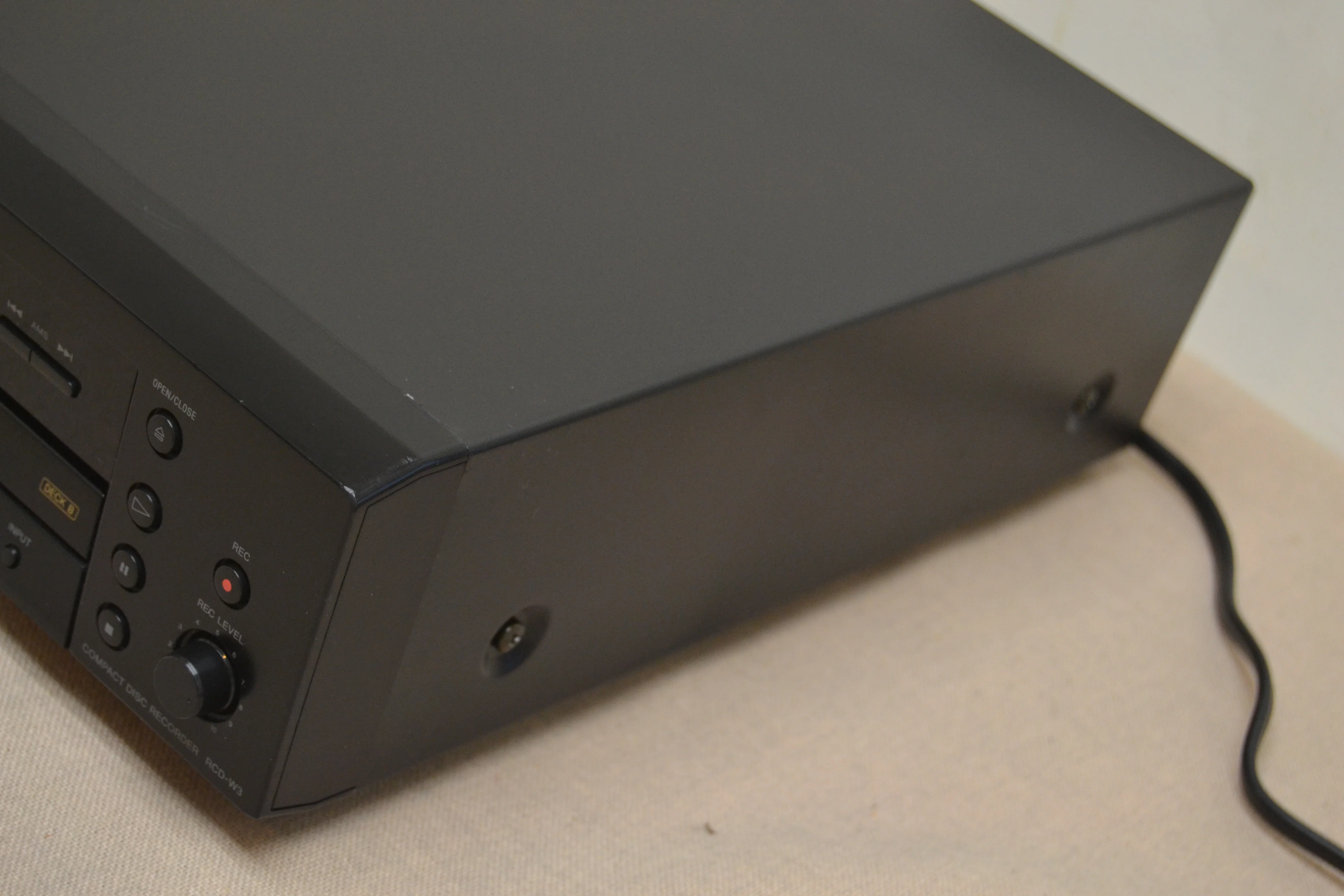 Sony RCD-W3 Compact Disc Recorder (2002) - Image 9