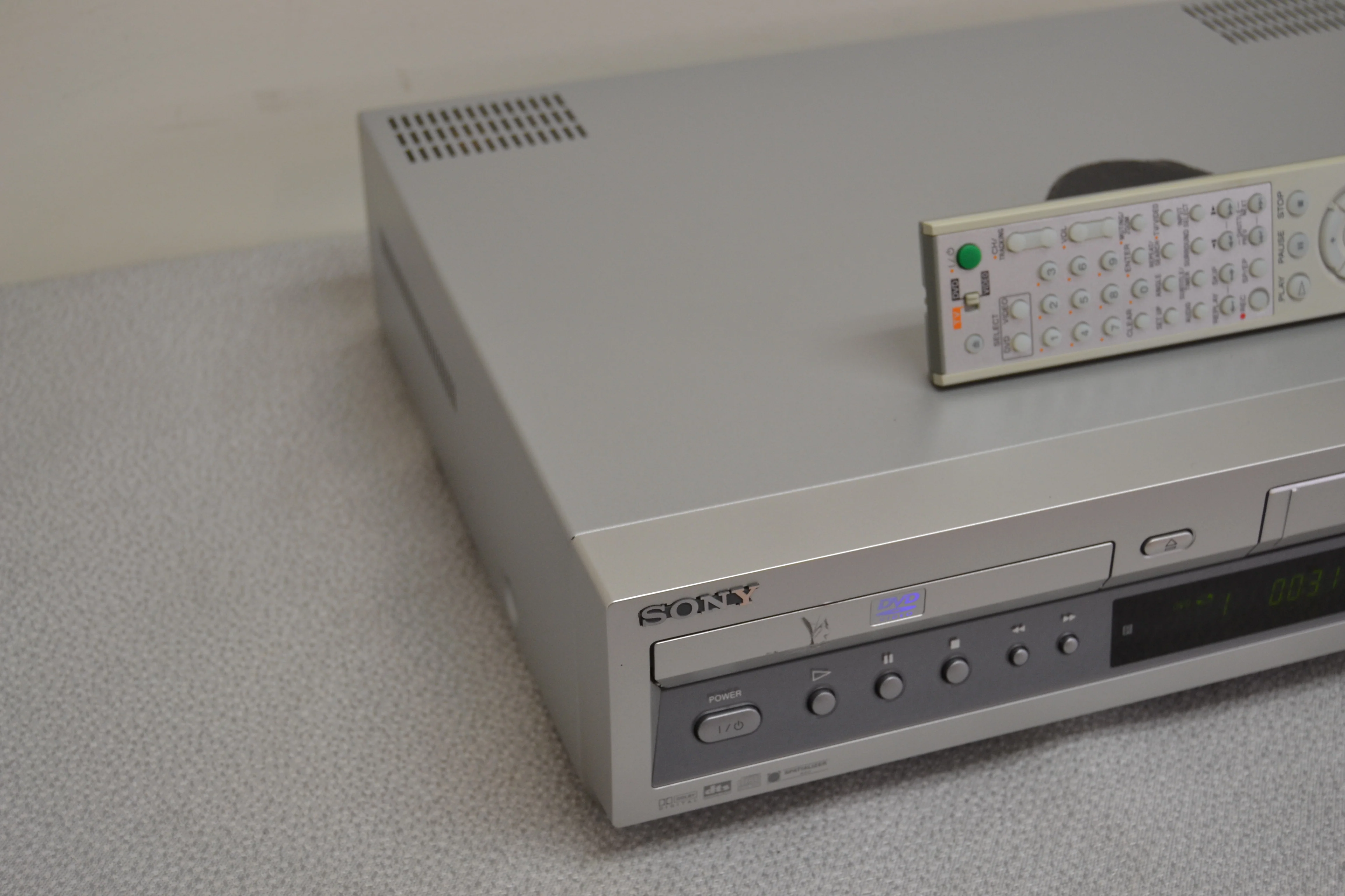 Sony SLV-D100 DVD/CD player + HiFi VCR * Remote - Image 10