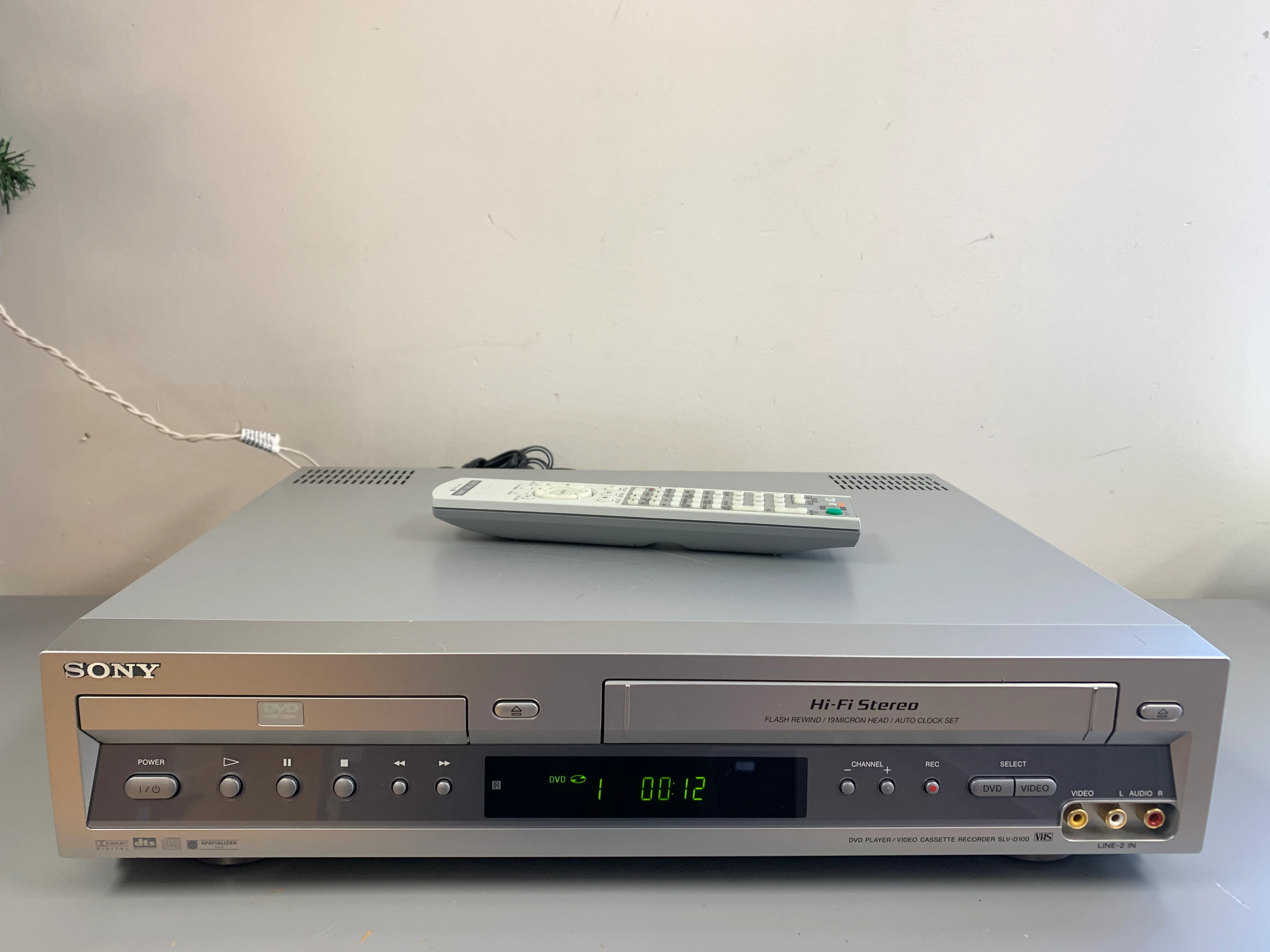 Sony SLV-D100 DVD Player Video Cassette Recorder with remote