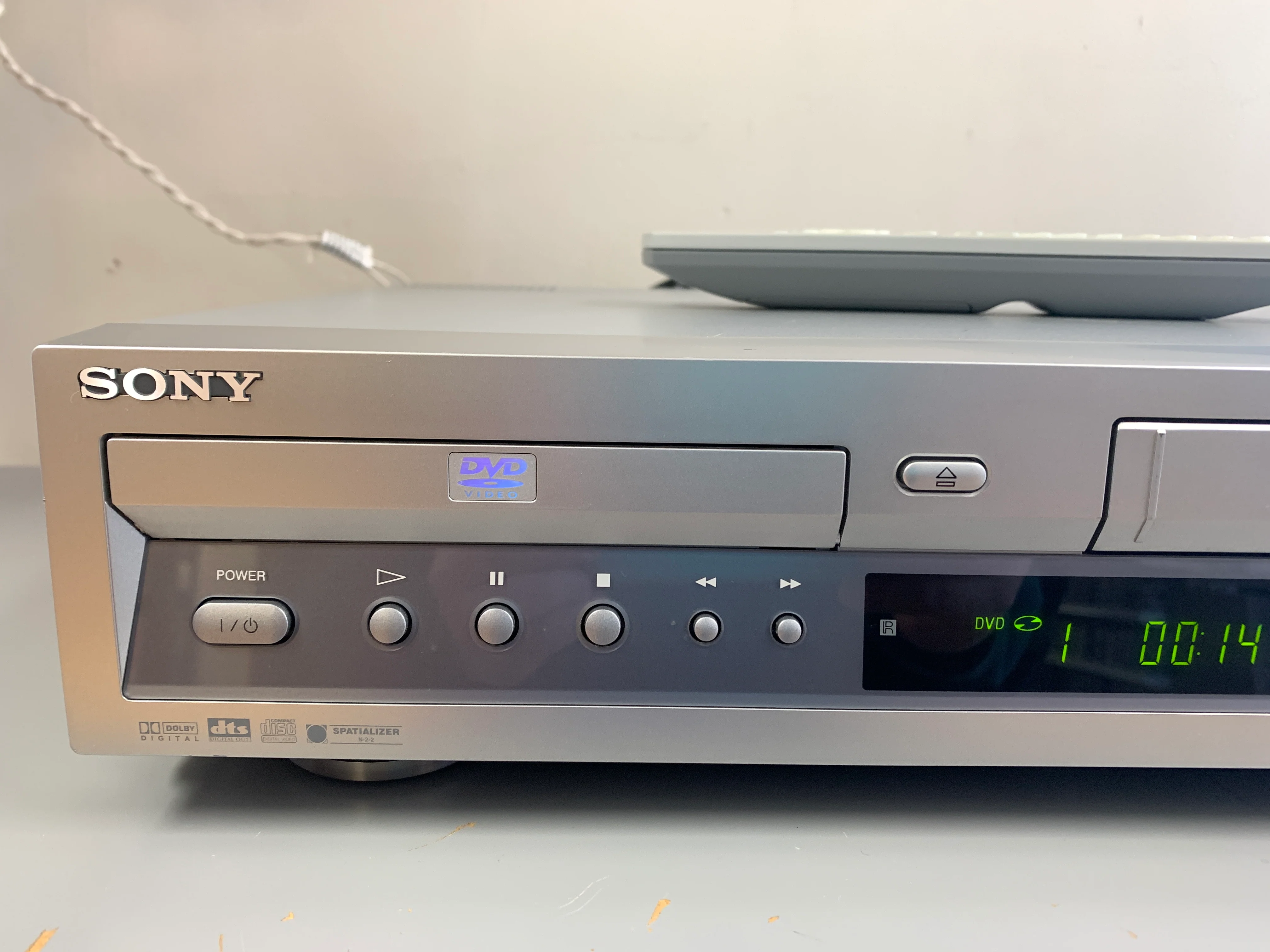 Sony SLV-D100 DVD Player Video Cassette Recorder with remote - Image 2