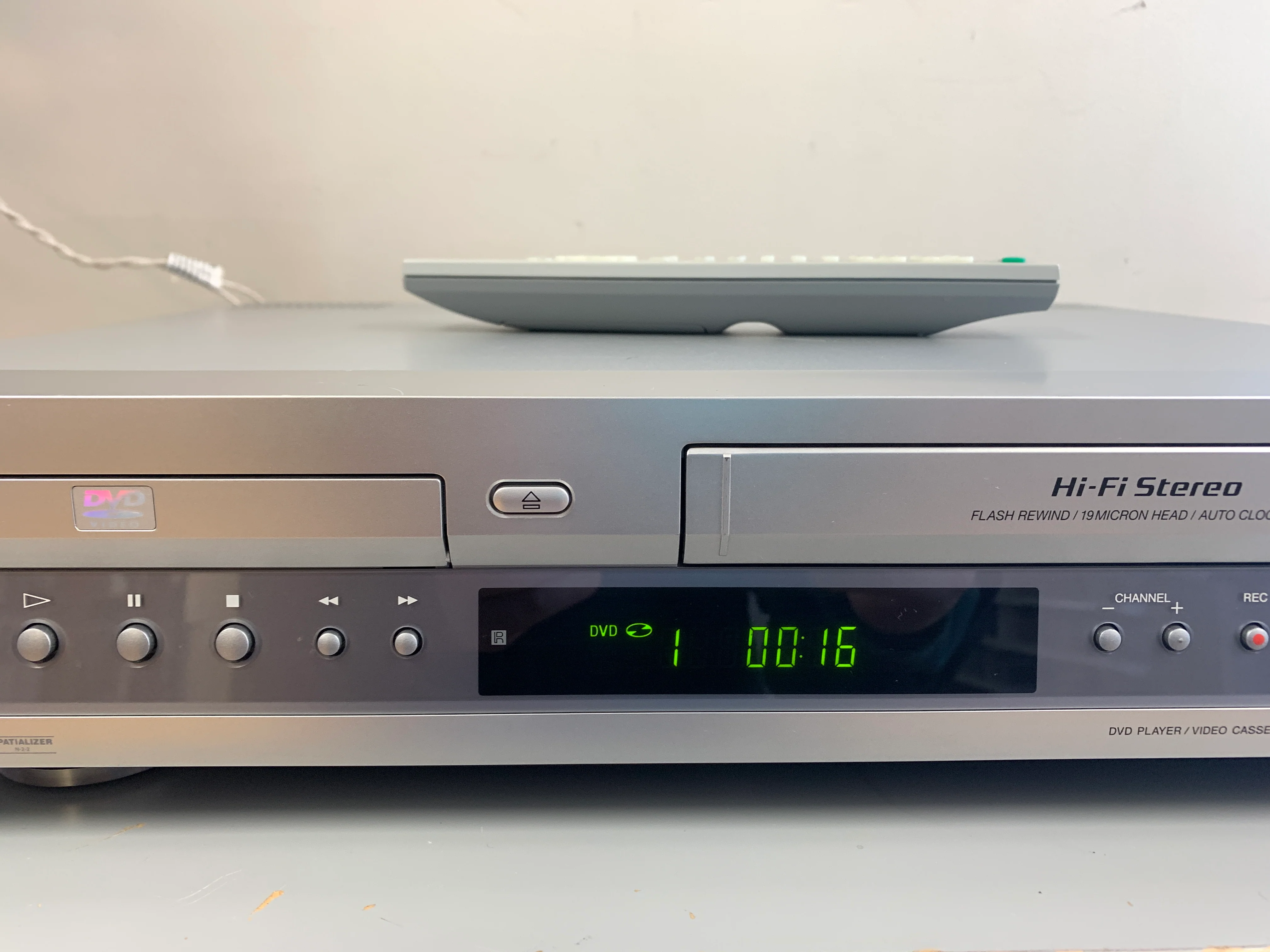 Sony SLV-D100 DVD Player Video Cassette Recorder with remote - Image 3