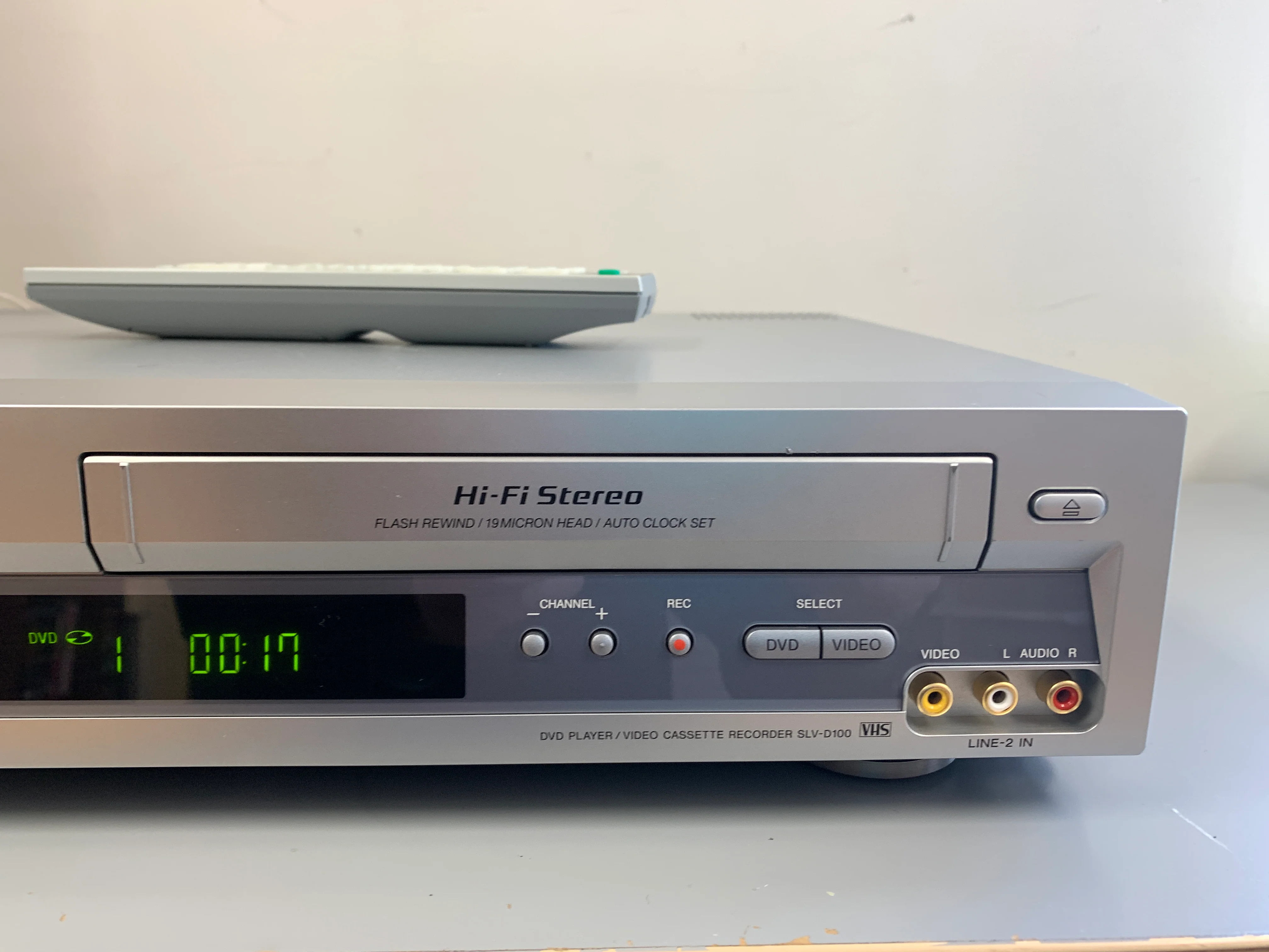 Sony SLV-D100 DVD Player Video Cassette Recorder with remote - Image 4