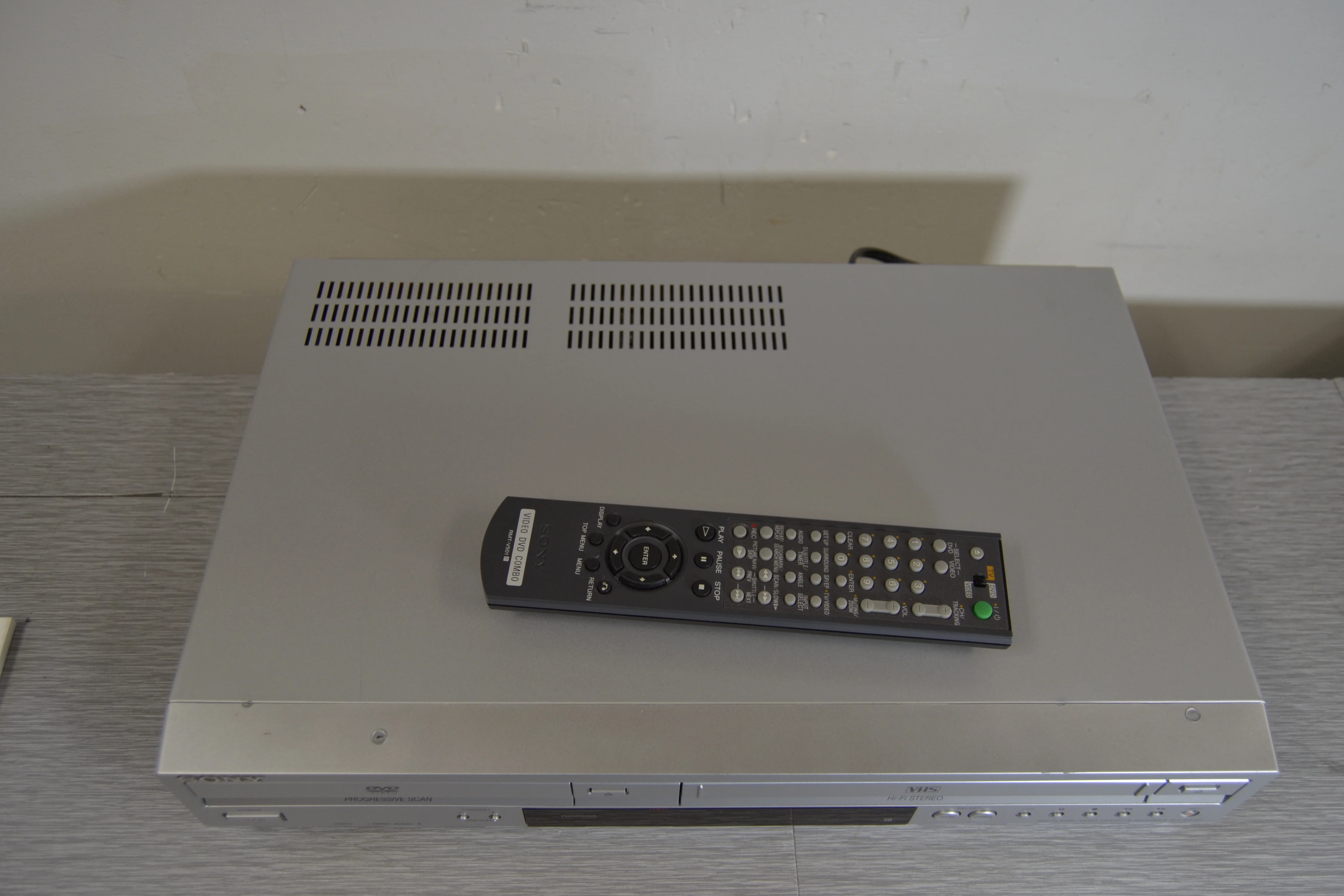 Sony SLV-D370P Combination DVD/CD player + HiFi VCR * Remote Control - Image 5