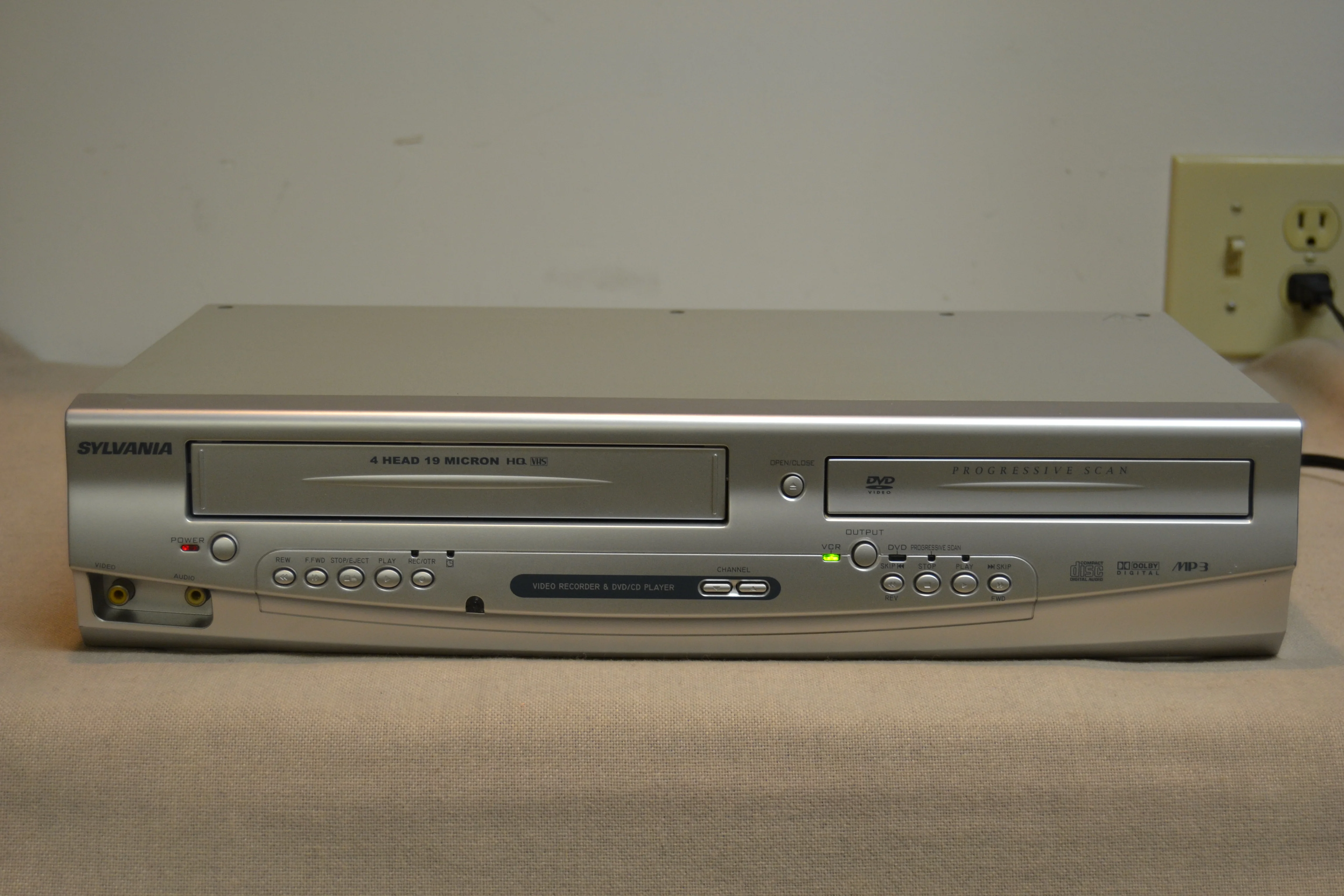 Sylvania DVC-840F VHS/DVD Combo Player - Image 2