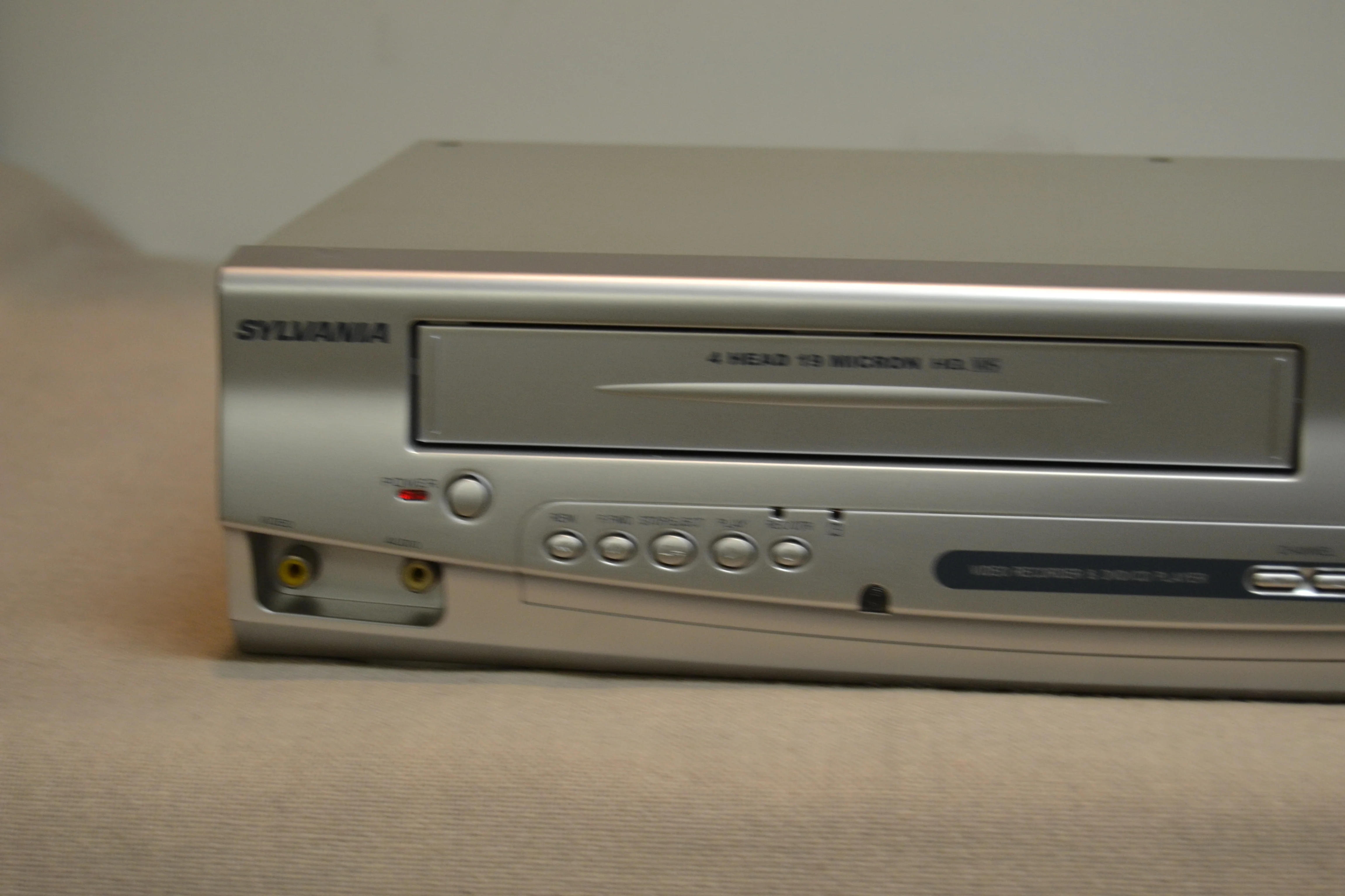 Sylvania DVC-840F VHS/DVD Combo Player - Image 3