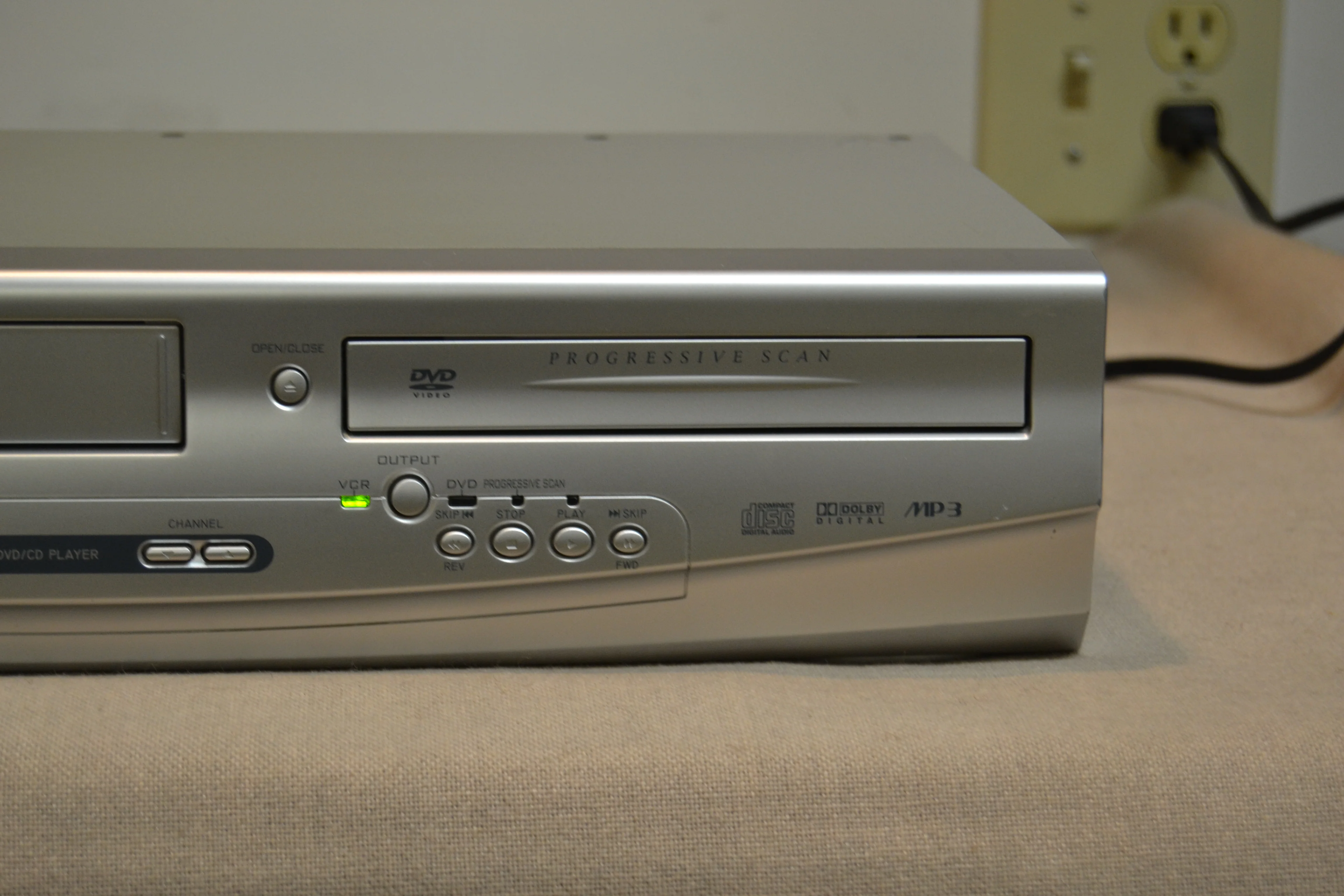 Sylvania DVC-840F VHS/DVD Combo Player - Image 5