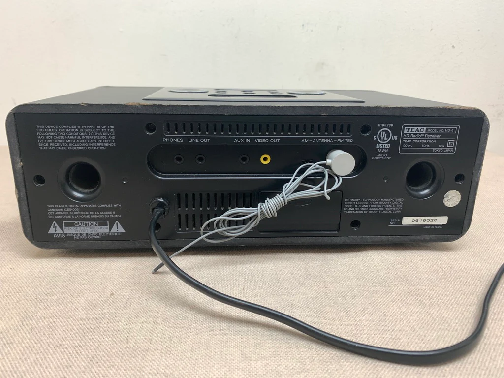 TEAC HD-1 AM/FM/HD Alarm Radio with AUX & iPod dock - Image 3