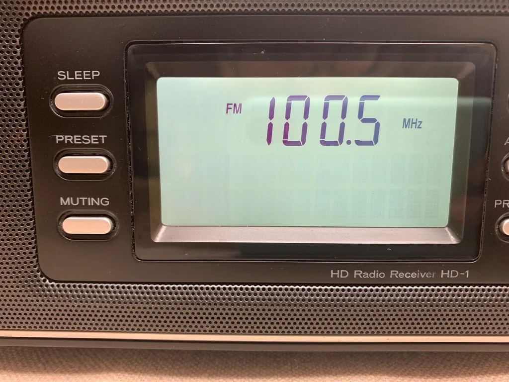 TEAC HD-1 AM/FM/HD Alarm Radio with AUX & iPod dock - Image 4