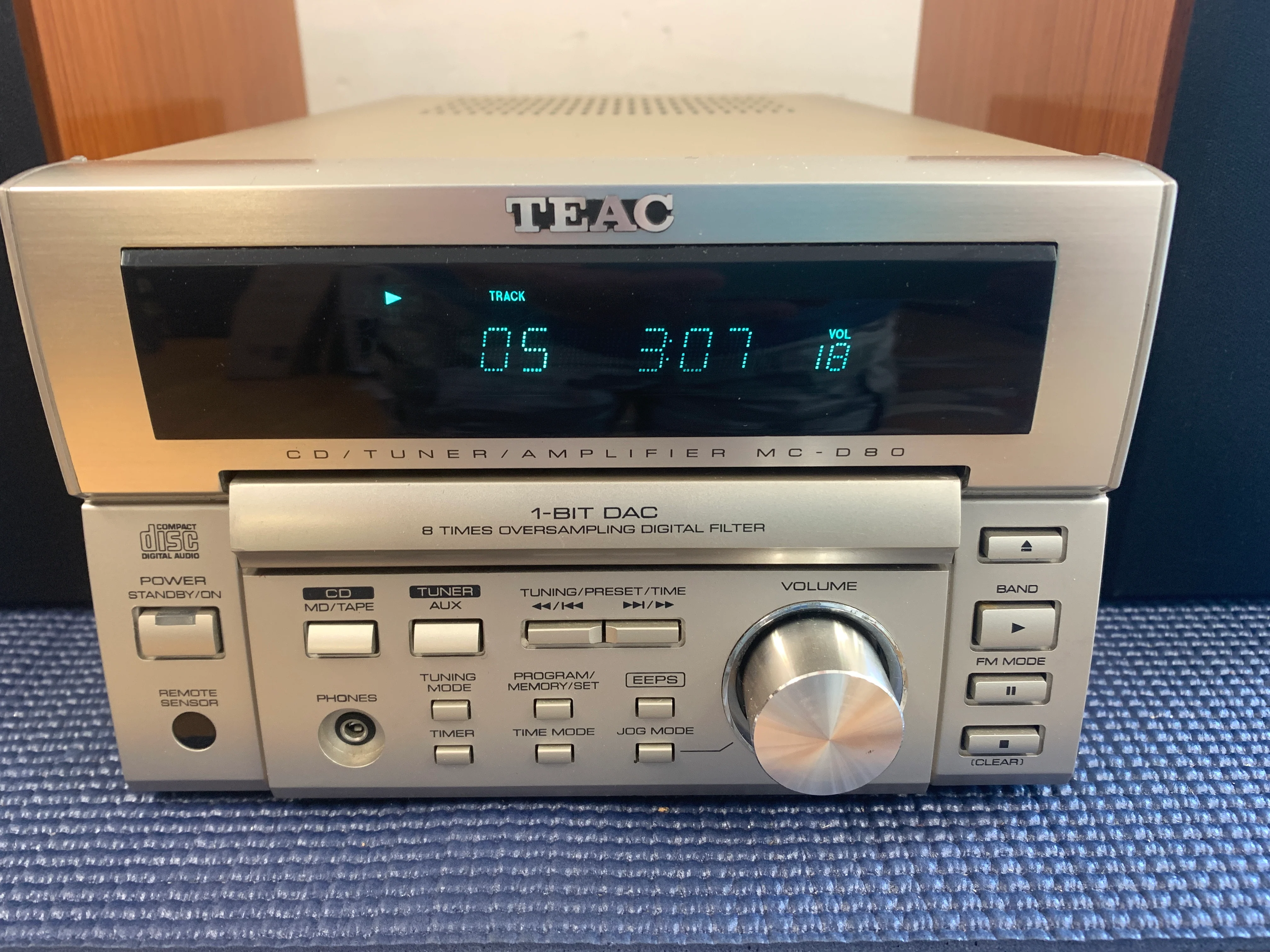 Teac MC-D80 * AM/FM/CD Mini Receiver * Speakers * Phono Input - Image 3