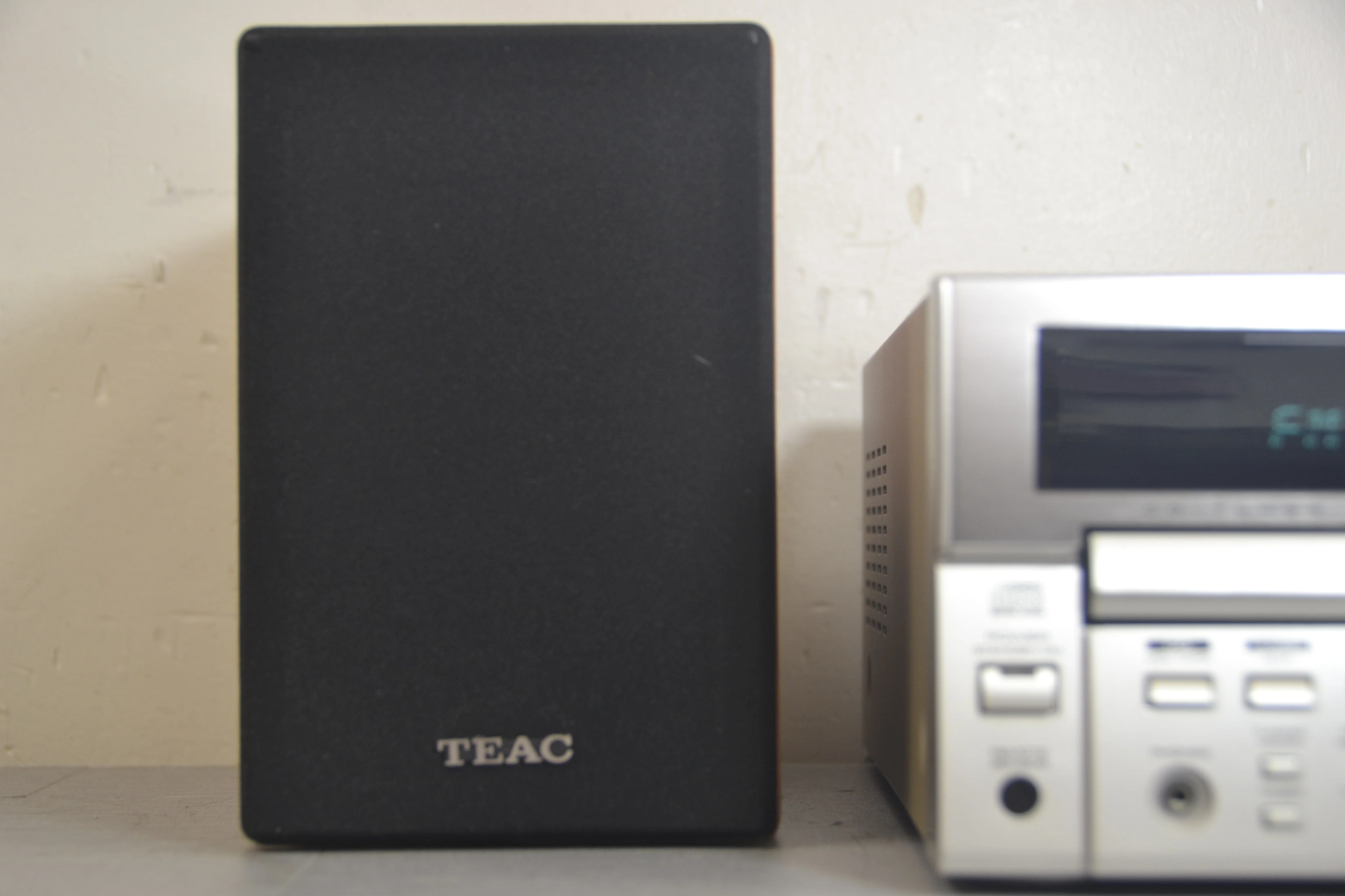 Teac MC-D80 Mini Stereo System with Speakers - Image 2