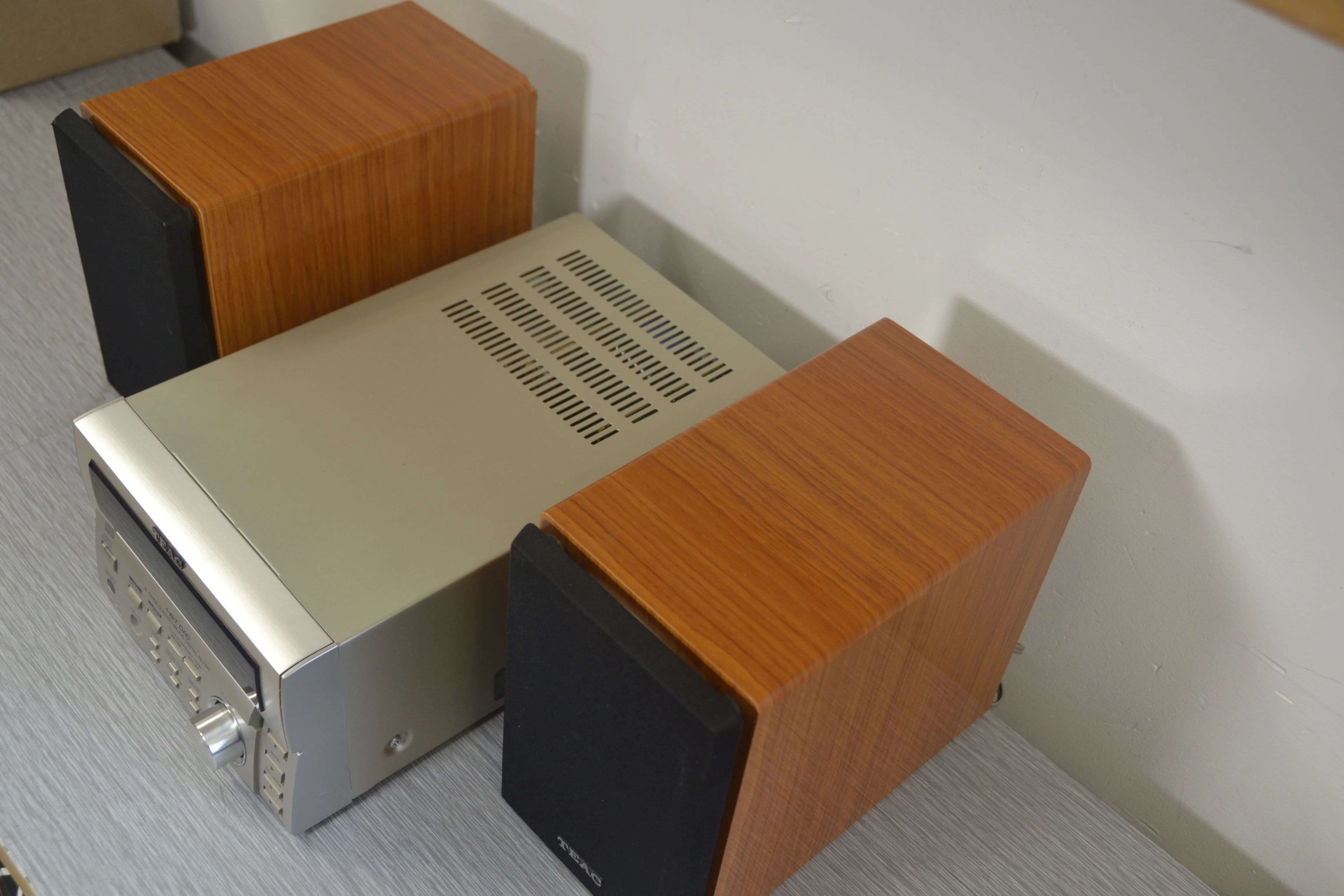 Teac MC-D80 Mini Stereo System with Speakers - Image 9