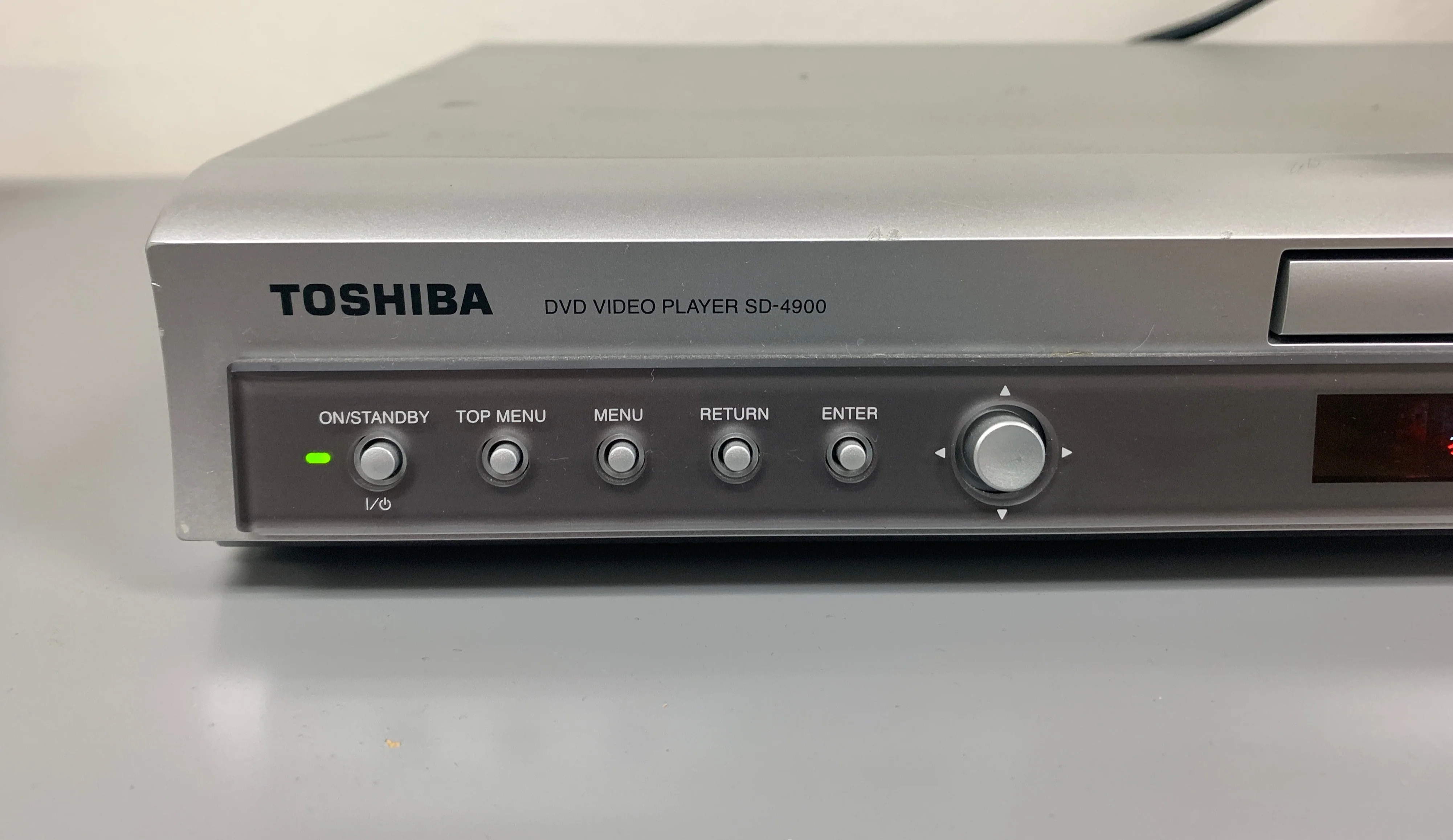 Toshiba SD-4900 DVD Player - Image 2