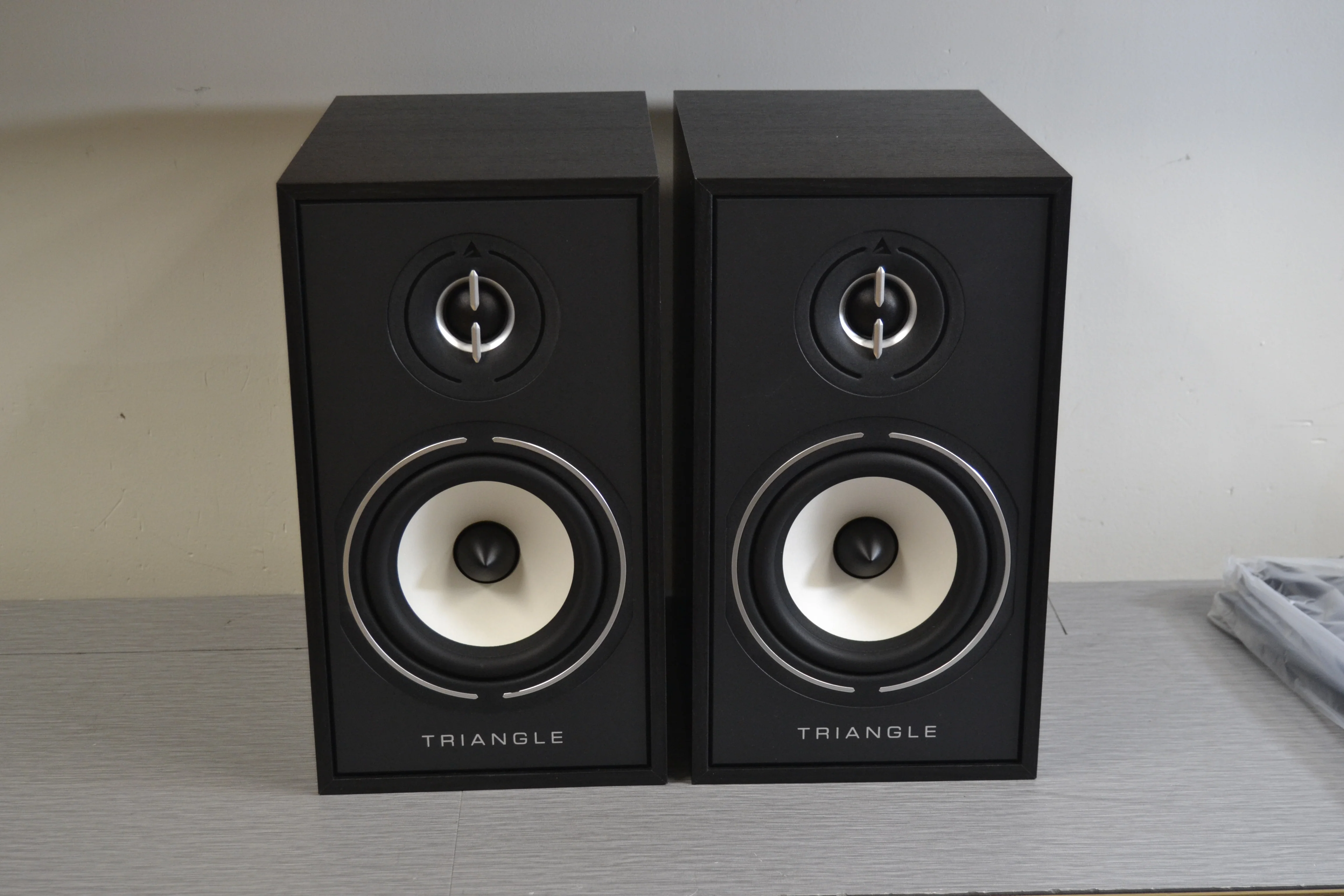 Triangle BOREA BRO2 Bookshelf Speakers * New Open Box