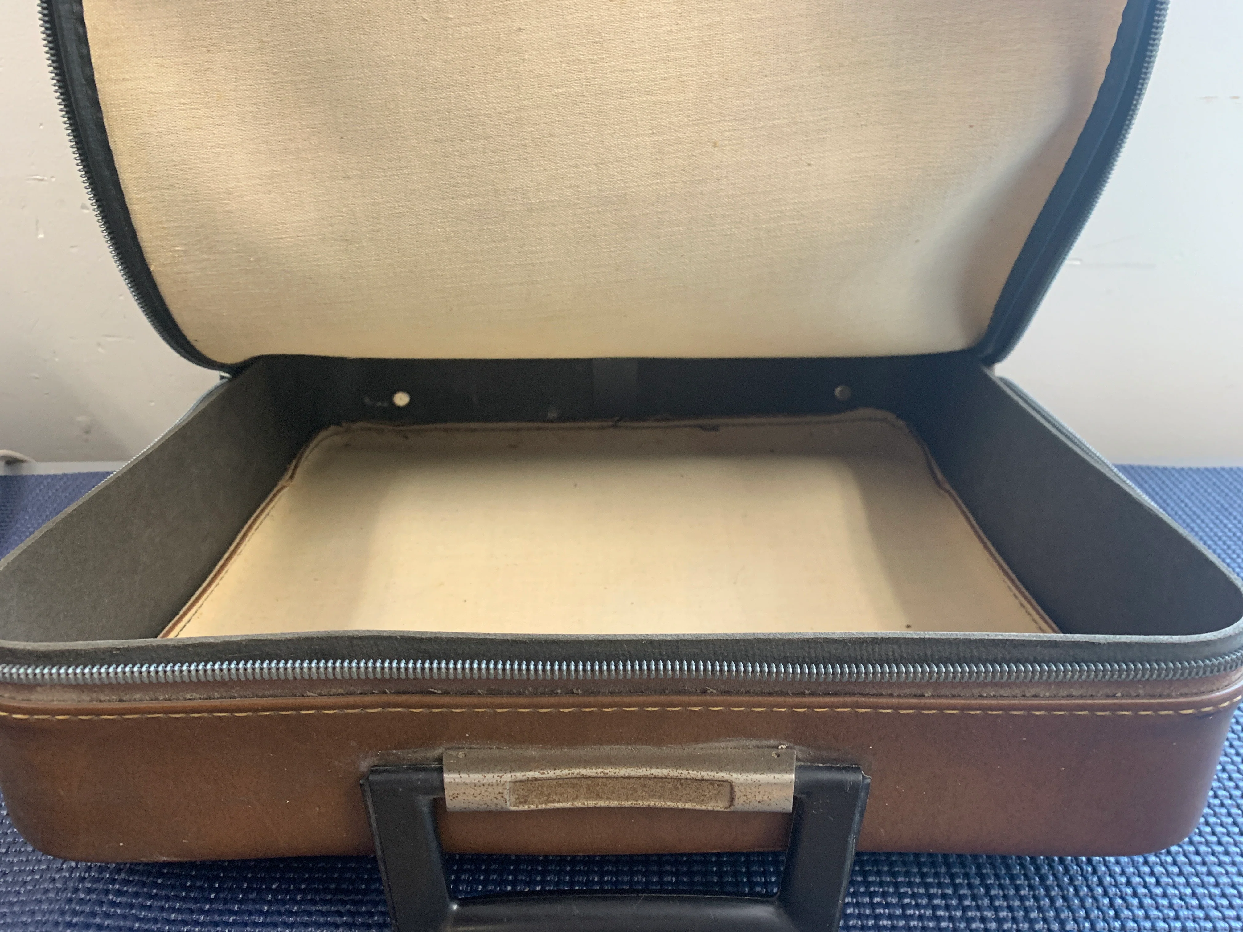 Vintage Suitcase Style Vinyl Carrier - Image 4