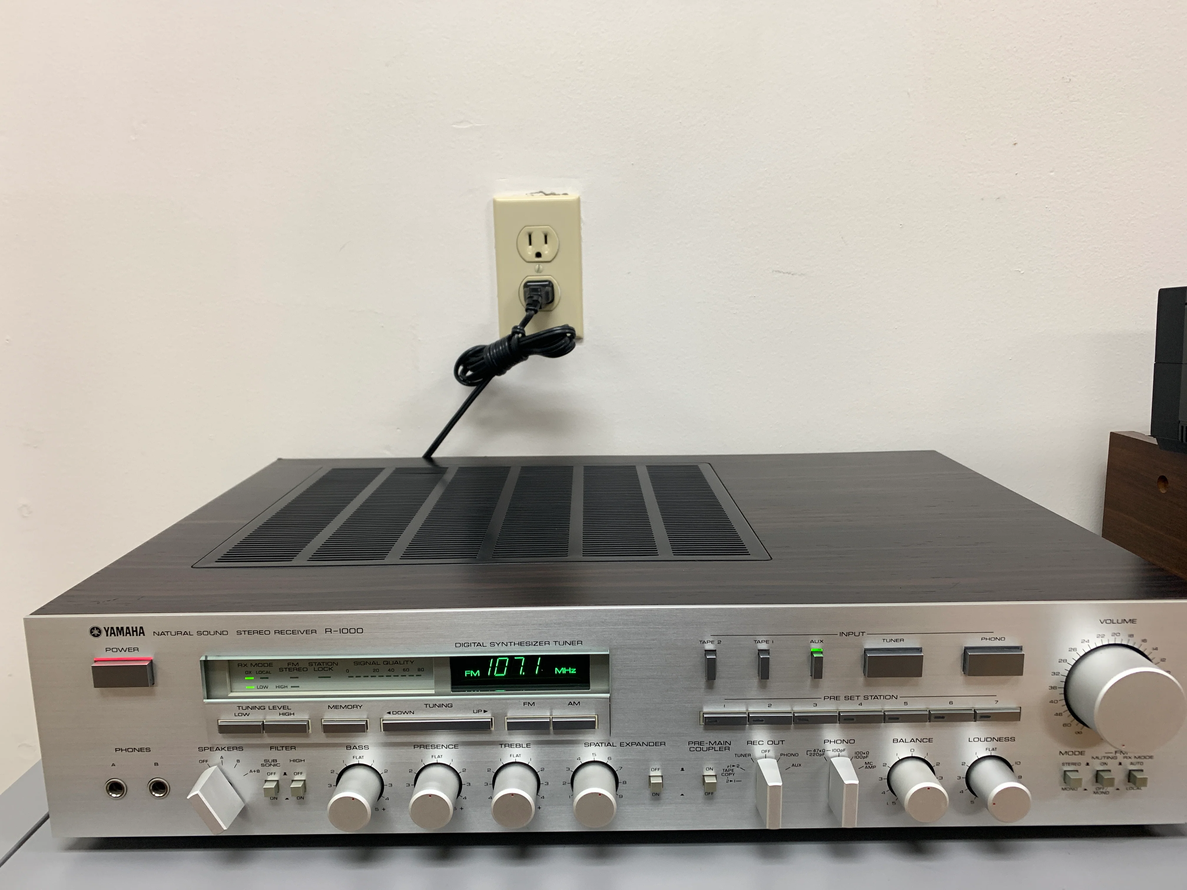Yamaha R-1000 Stereo Receiver