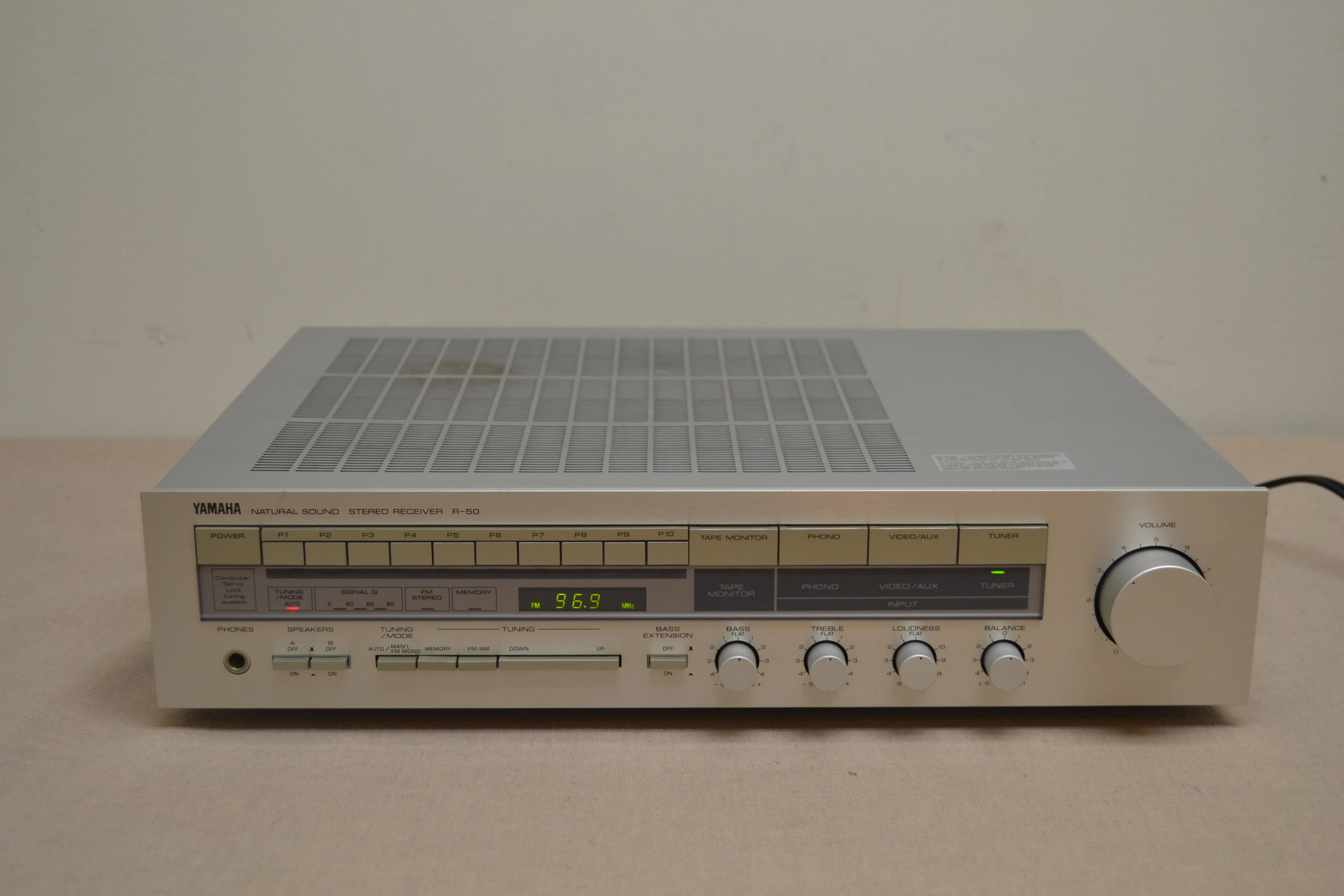 Yamaha R-50 Stereo Receiver * 35W RMS * 1983
