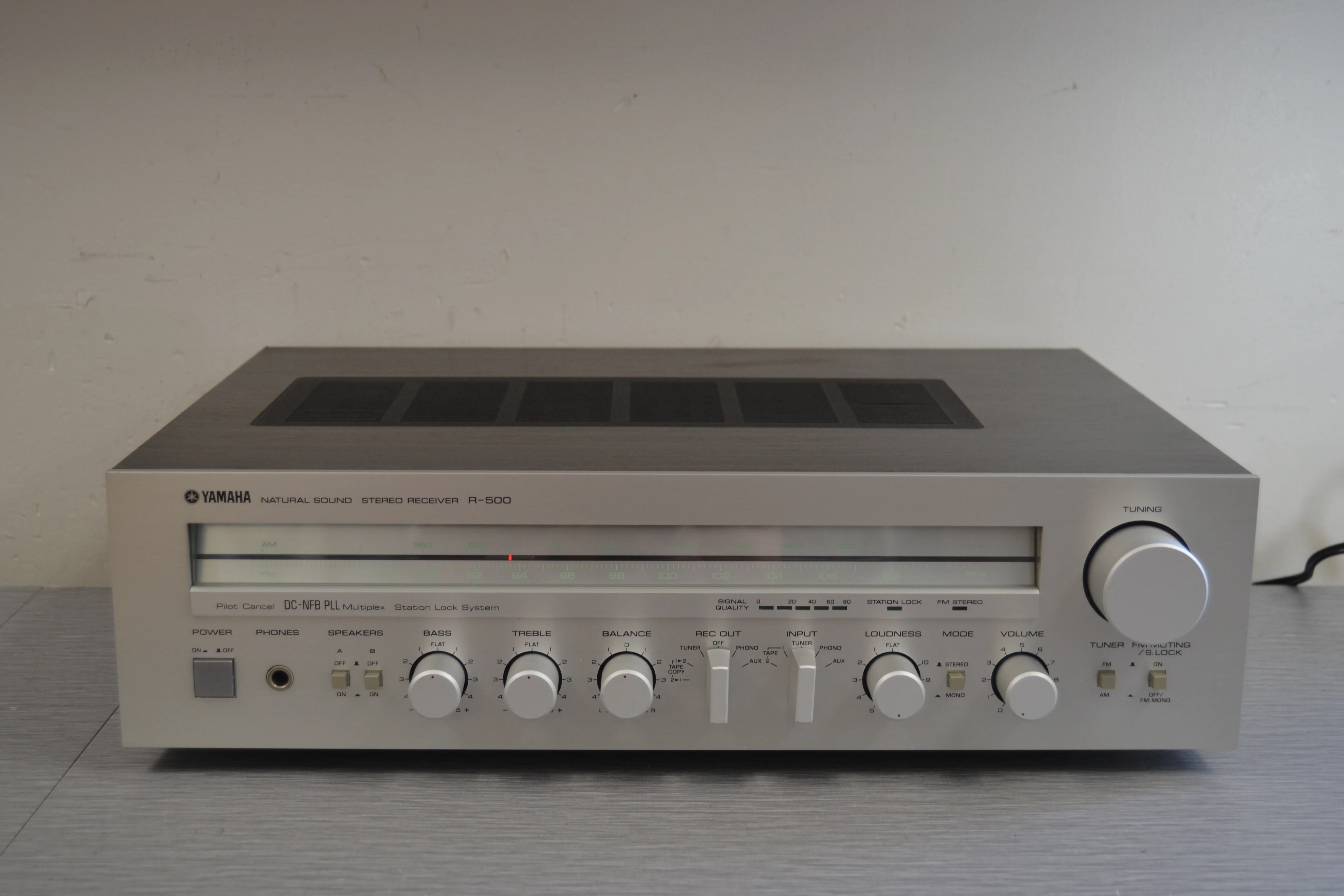 Yamaha R-500 Stereo Receiver * 40W RMS * 1982
