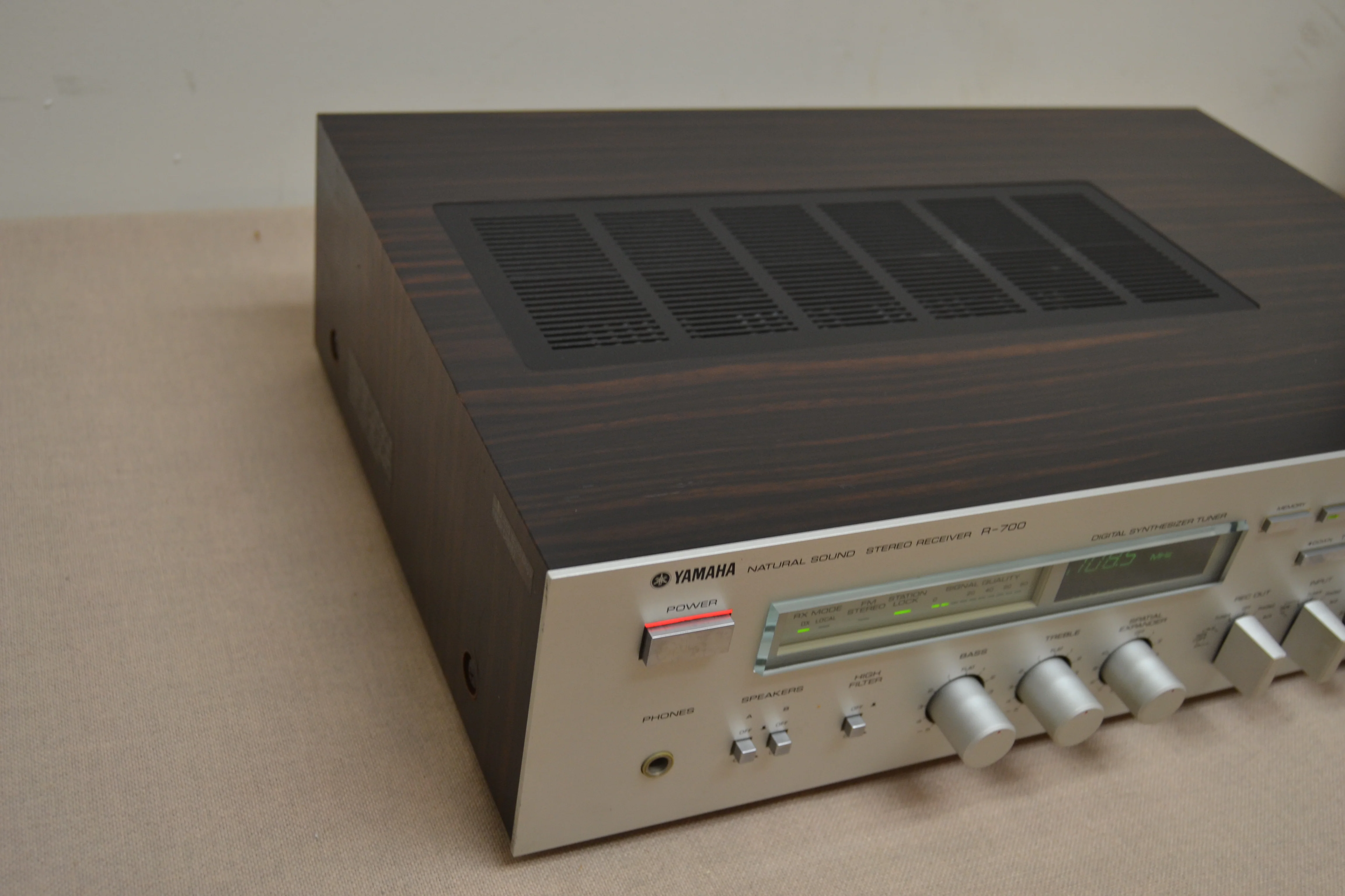 Yamaha R-700 Stereo Receiver * 50W RMS * 1981 - Image 9